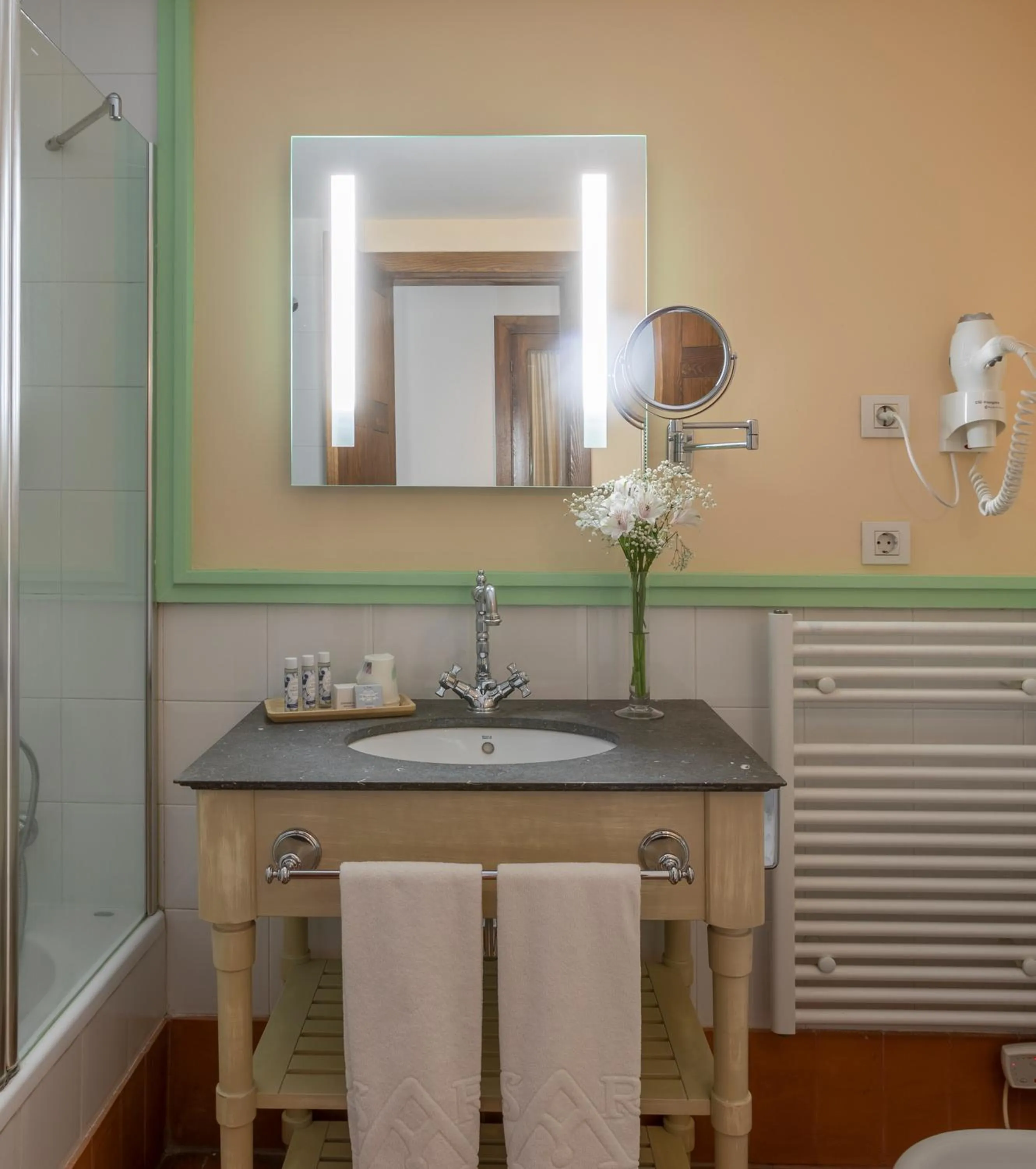 Bathroom in Hotel San Antonio el Real