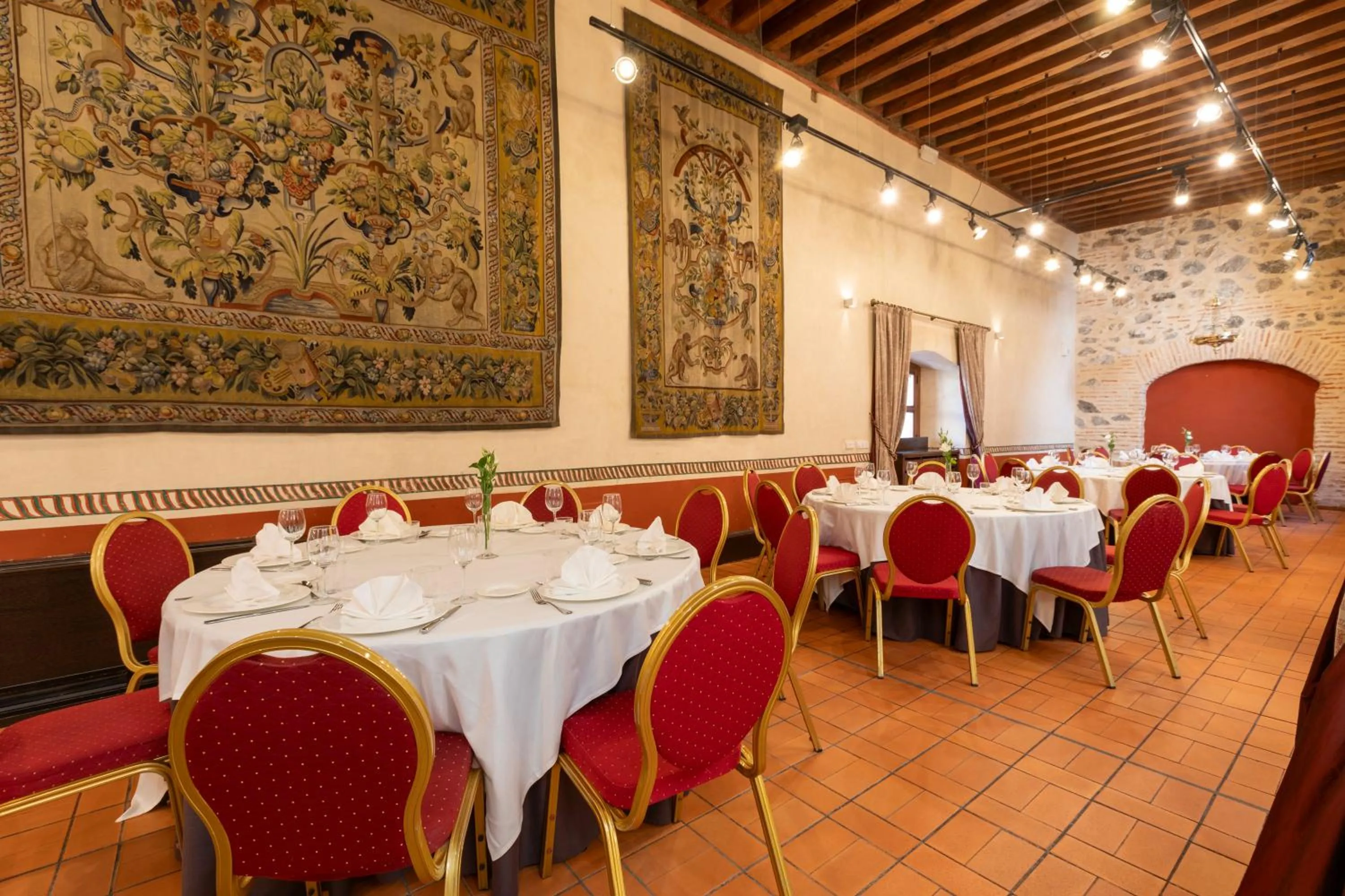 Restaurant/places to eat in Hotel San Antonio el Real