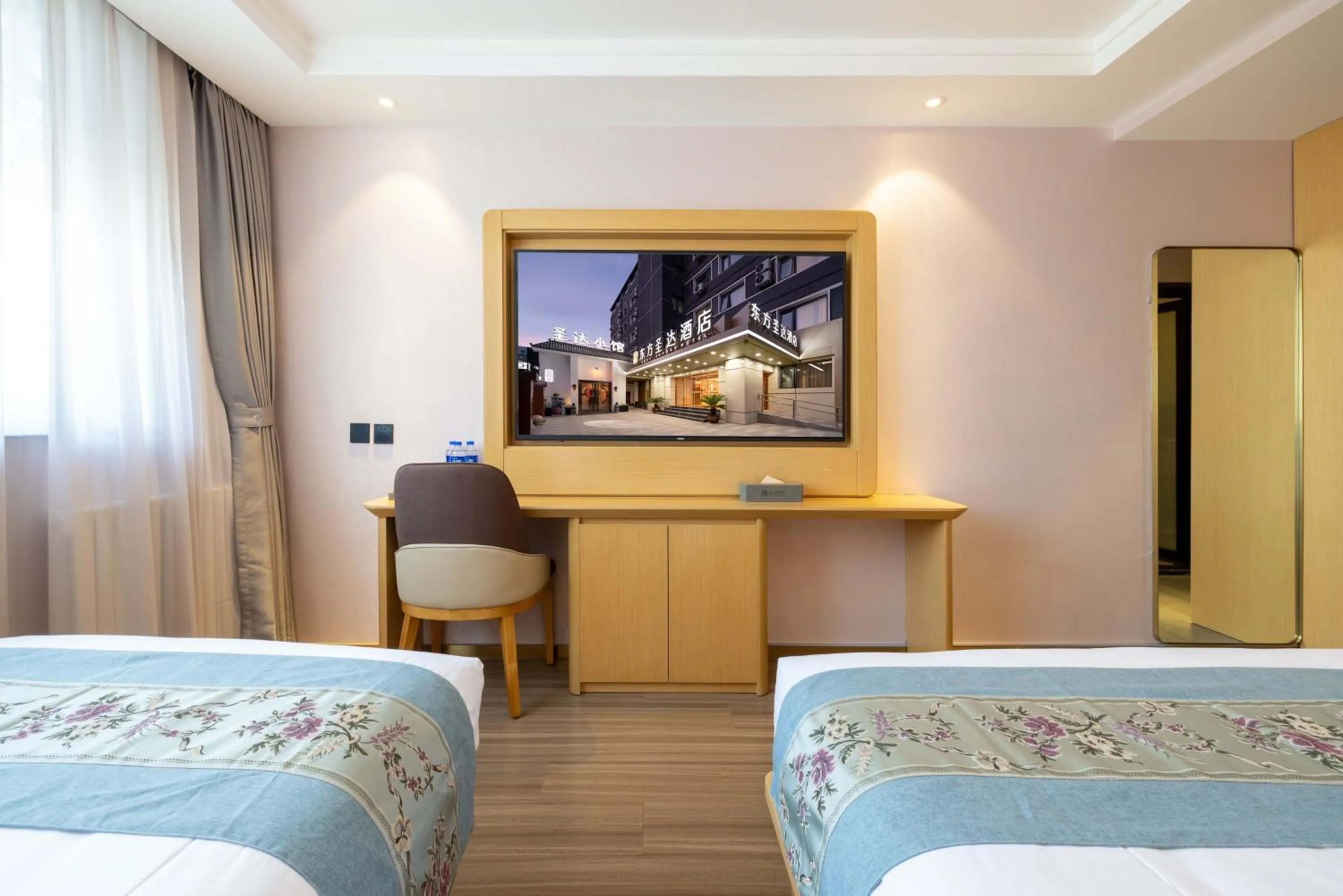 Bed in East Sacred Hotel-Beijing Tiananmen Square,the Forbidden City,Wangfujing Street