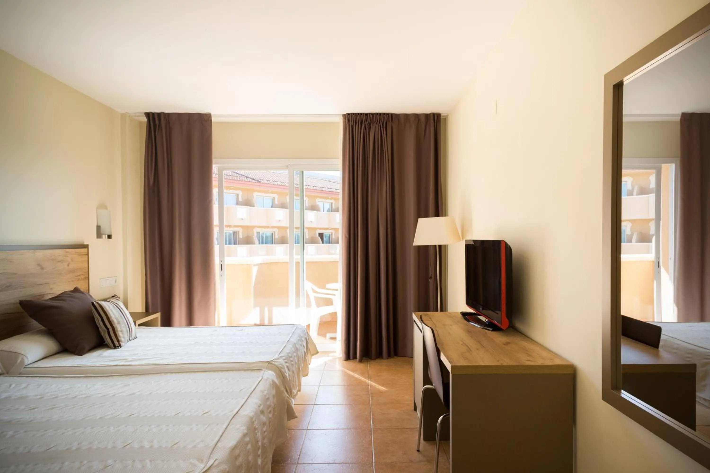 Photo of the whole room, Bed in Ohtels La Hacienda