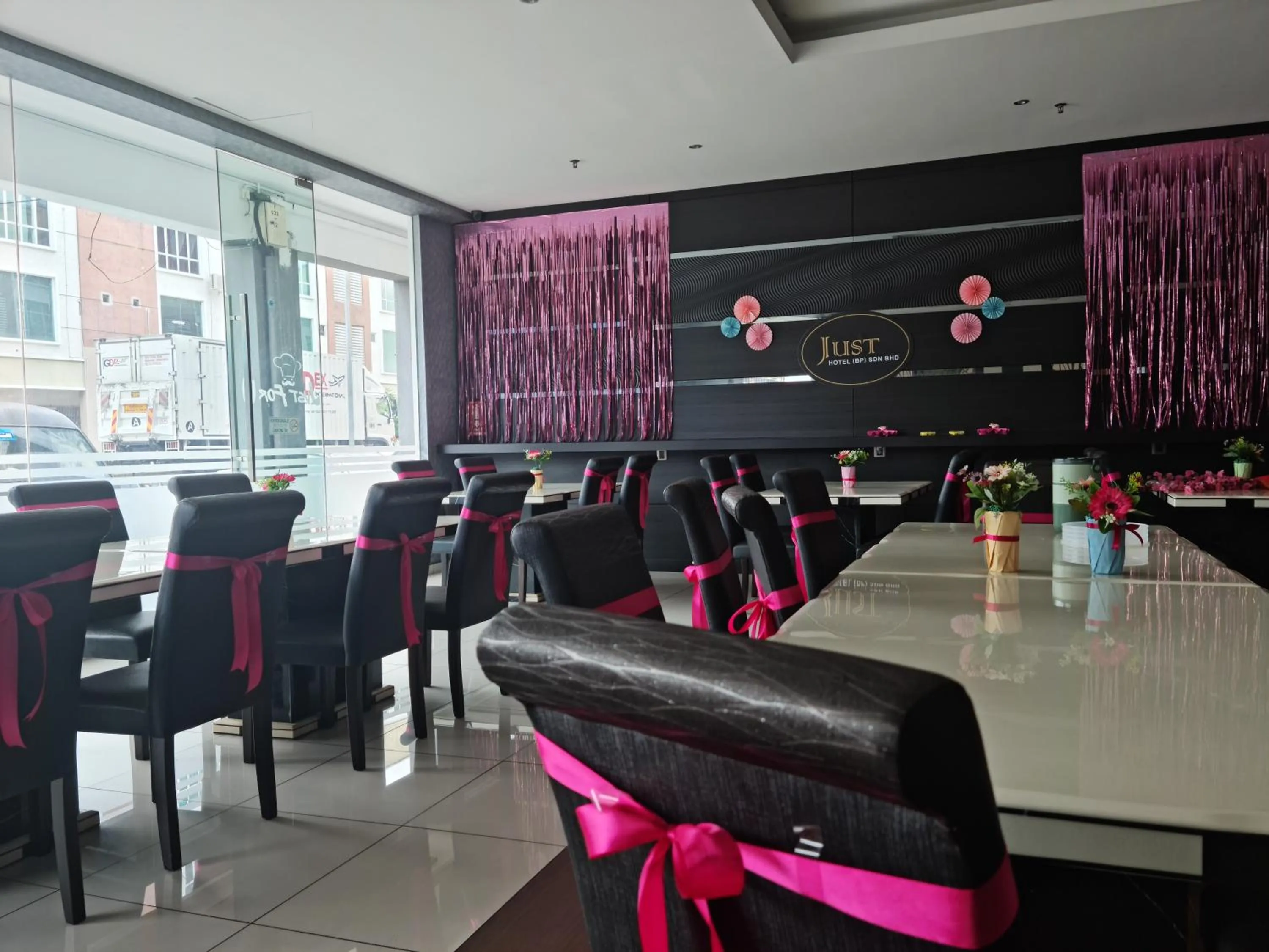 Dining area in Just Hotel BP