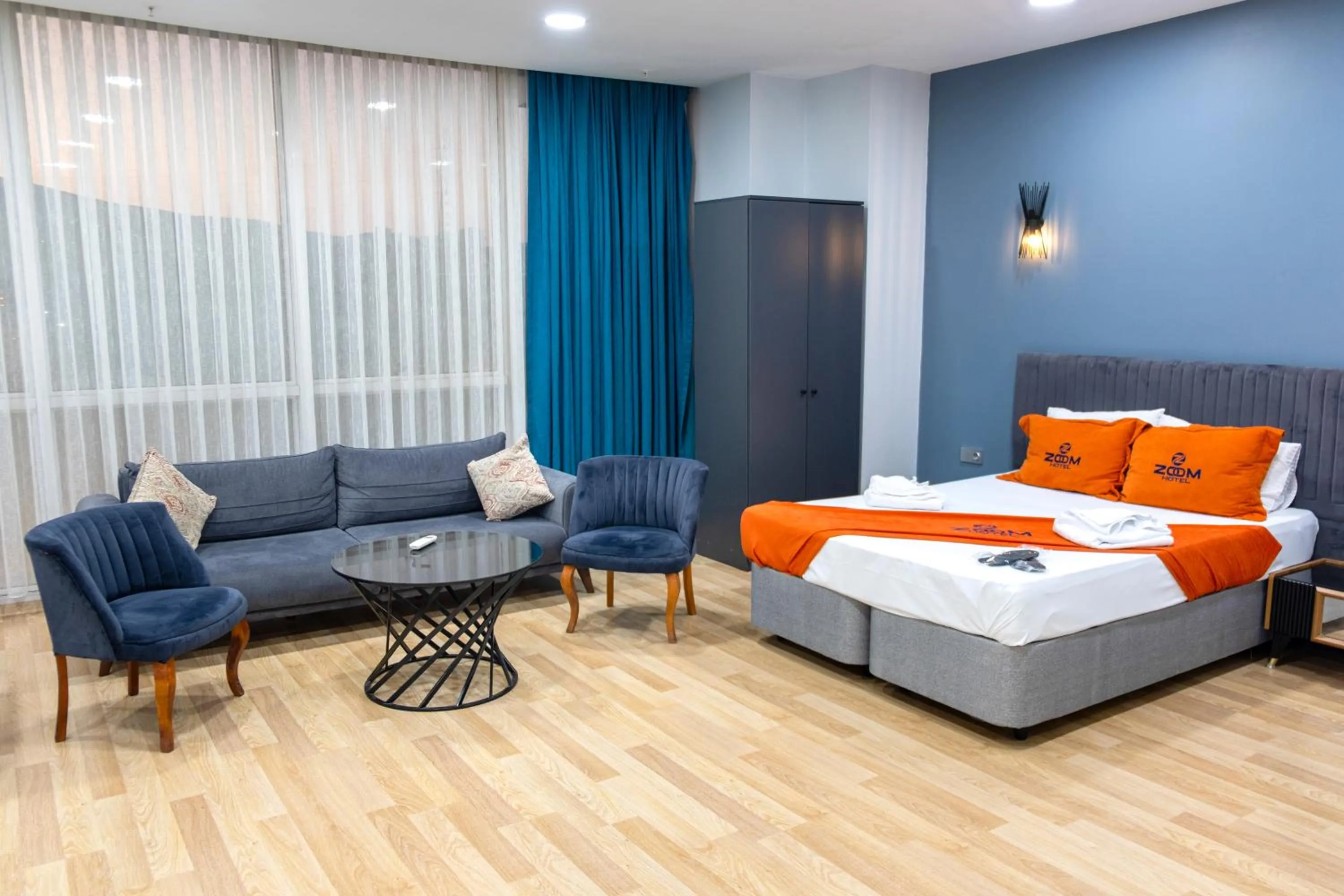 Living room, Bed in ZOOM HOTEL