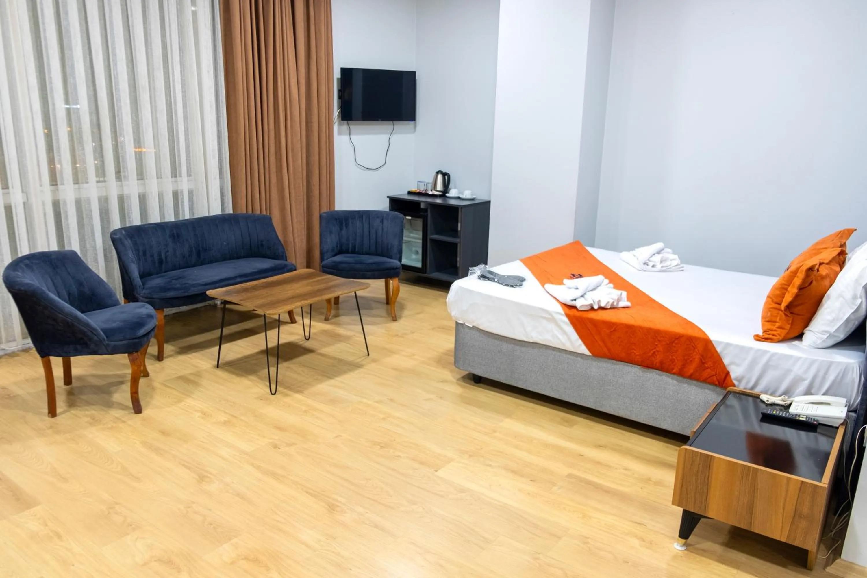 Living room, Bed in ZOOM HOTEL