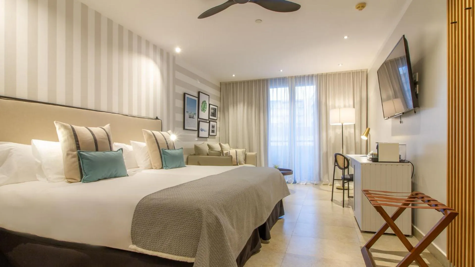 Bed in SOLYMAR Gran Hotel