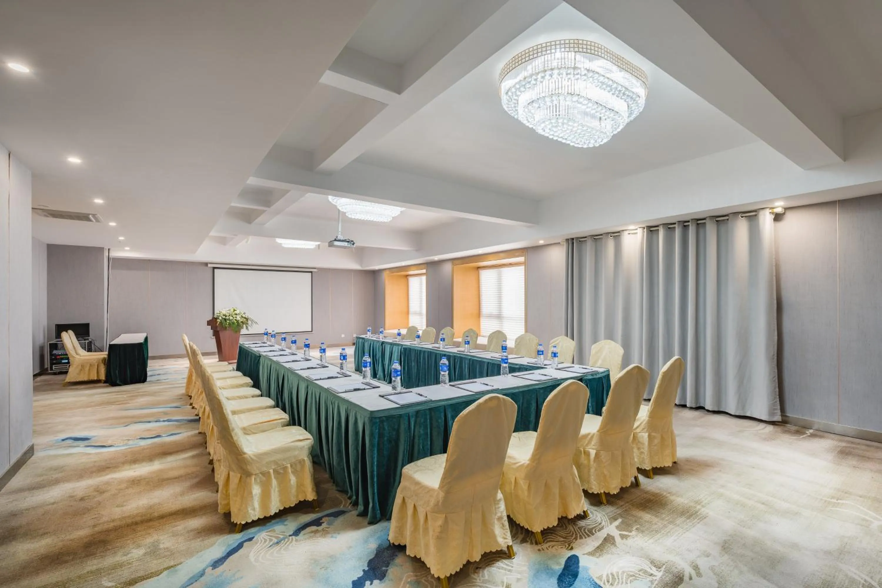 Meeting/conference room in Holiday Inn & Suites Suzhou Yangcheng Lake, an IHG Hotel
