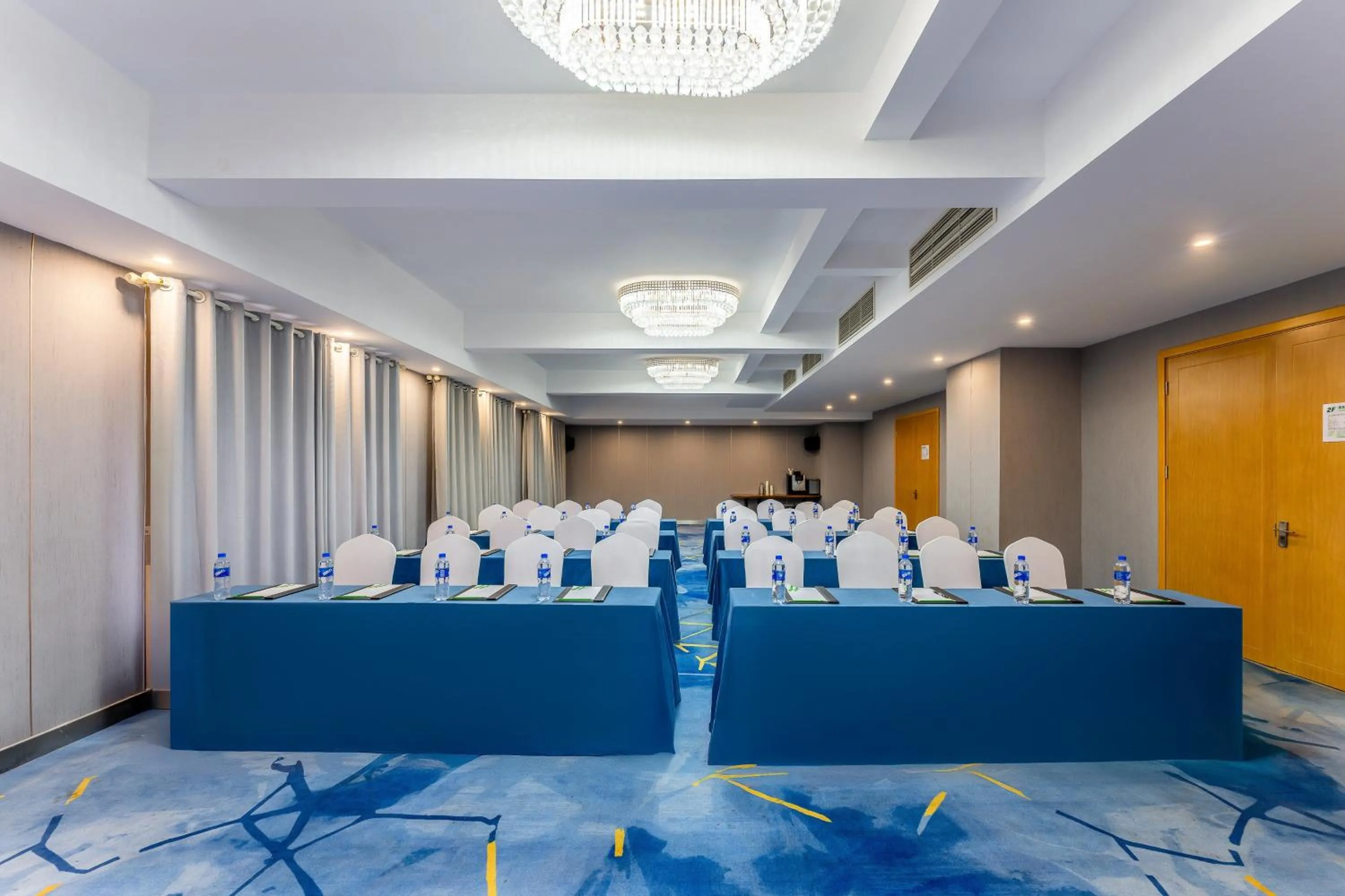 Meeting/conference room in Holiday Inn & Suites Suzhou Yangcheng Lake, an IHG Hotel