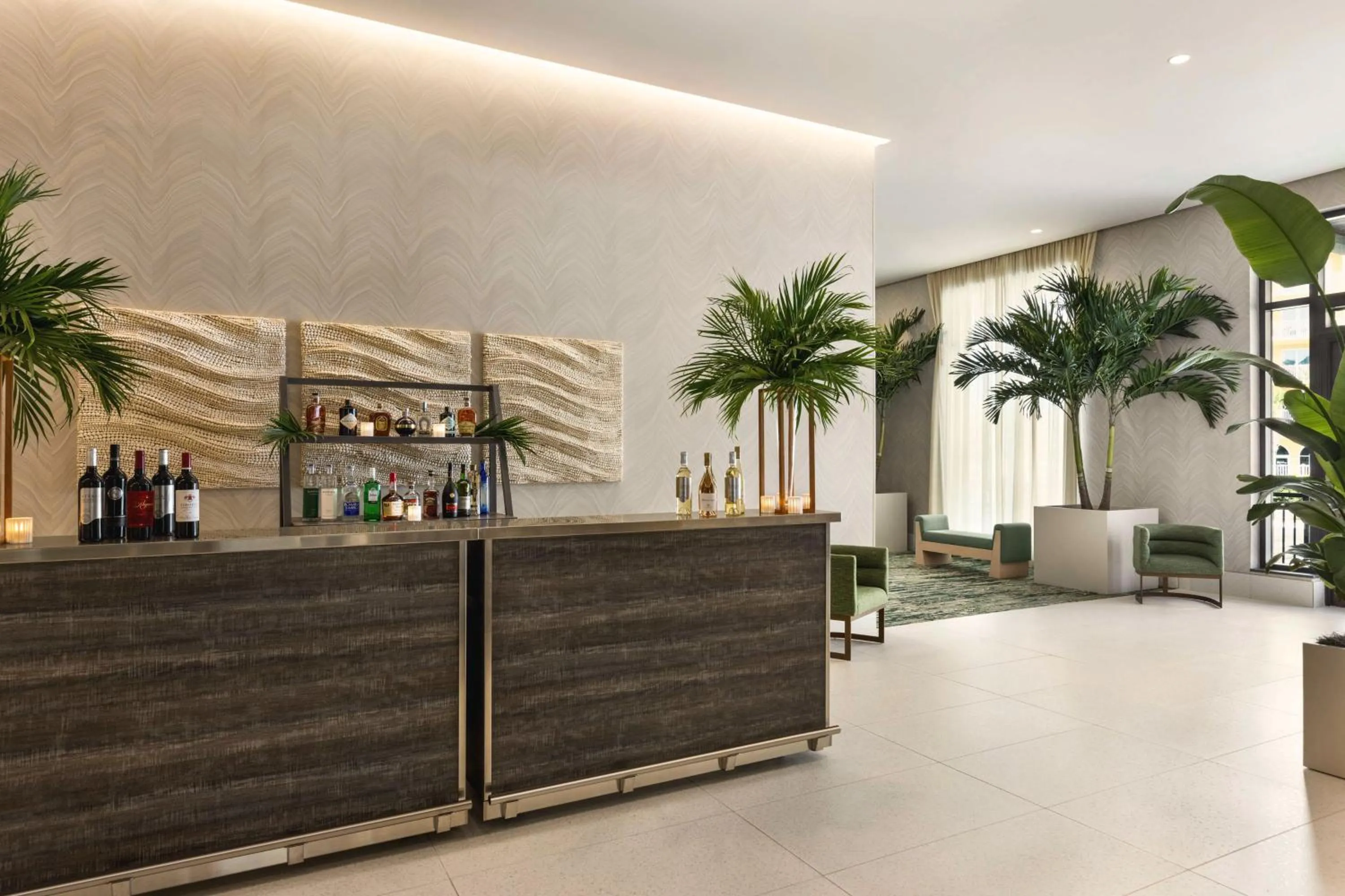 Lounge or bar in Embassy Suites By Hilton Panama City Beach Resort