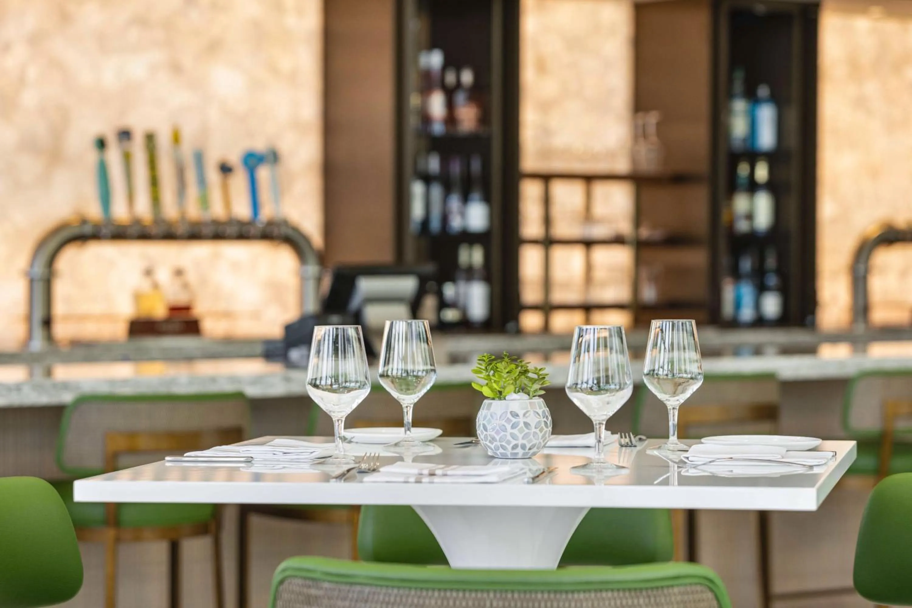 Lounge or bar in Embassy Suites By Hilton Panama City Beach Resort