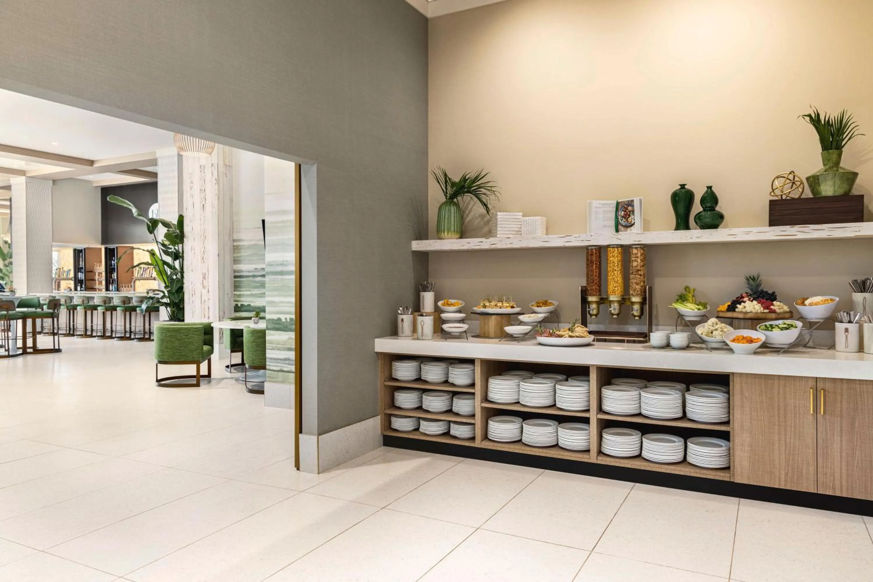 Lounge or bar in Embassy Suites By Hilton Panama City Beach Resort