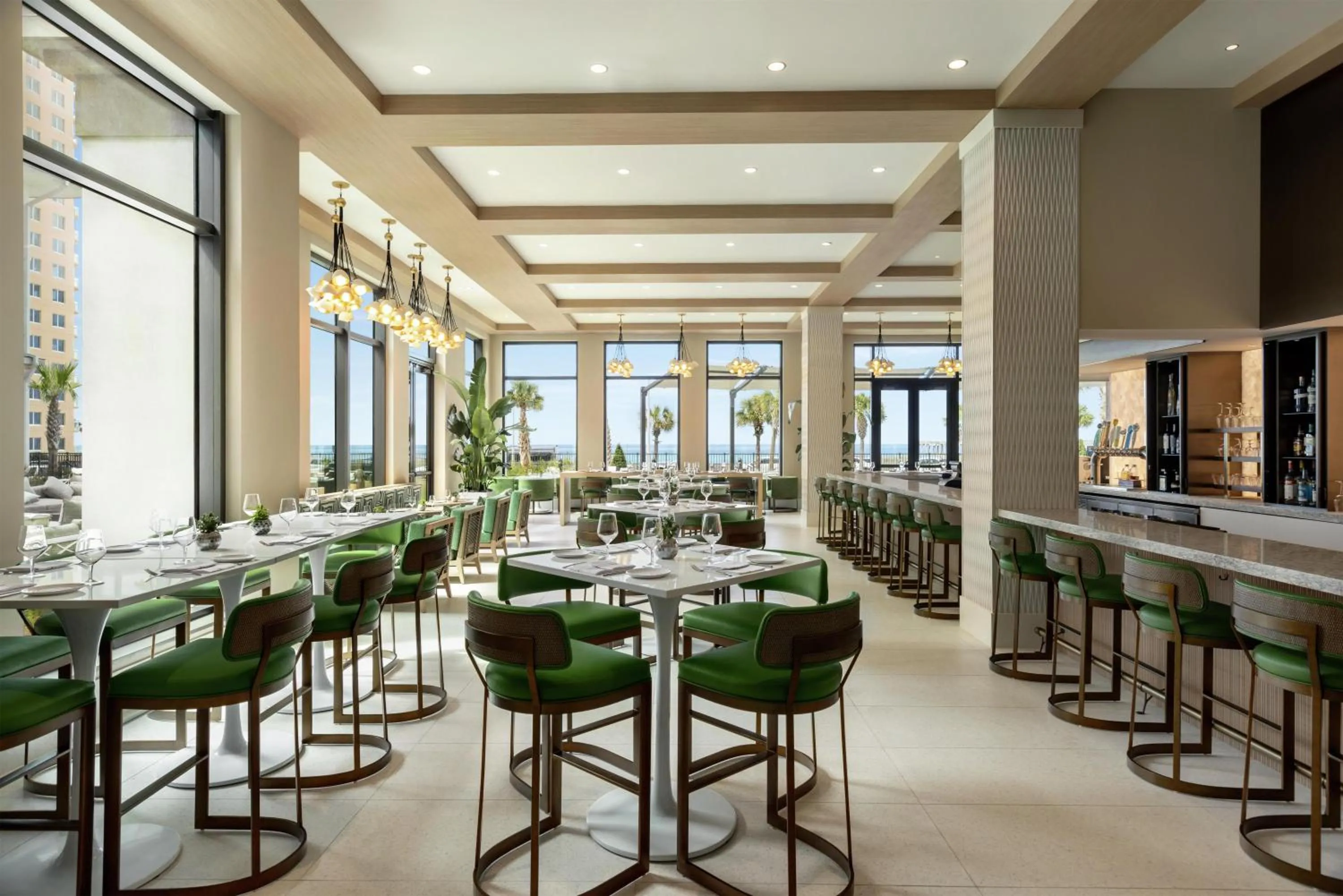 Lounge or bar in Embassy Suites By Hilton Panama City Beach Resort