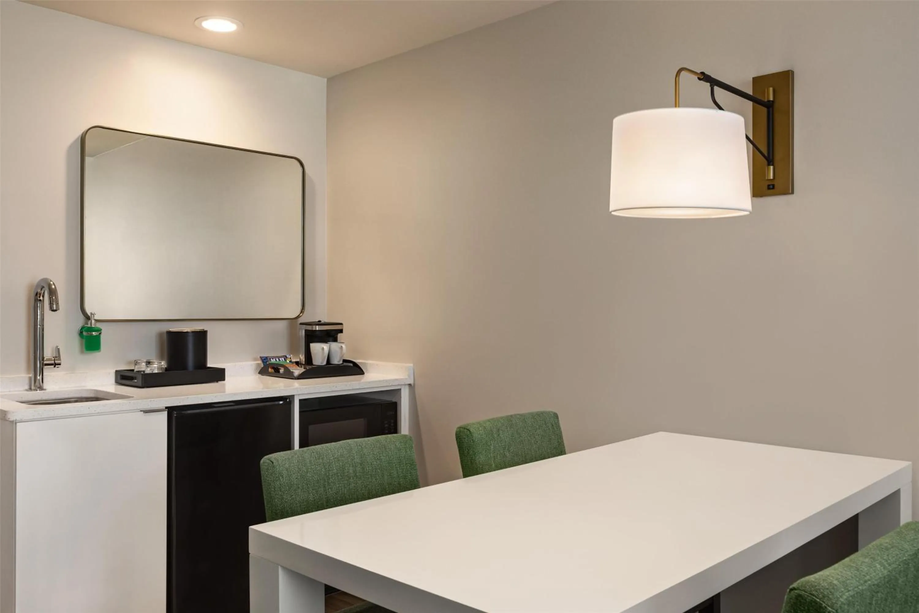 Kitchen or kitchenette in Embassy Suites By Hilton Panama City Beach Resort