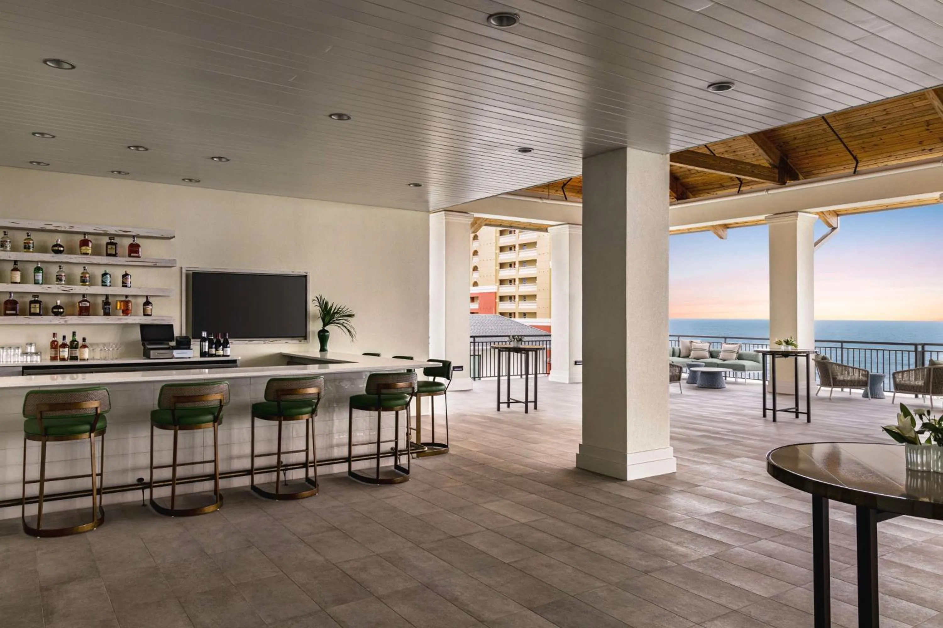 Lounge or bar in Embassy Suites By Hilton Panama City Beach Resort