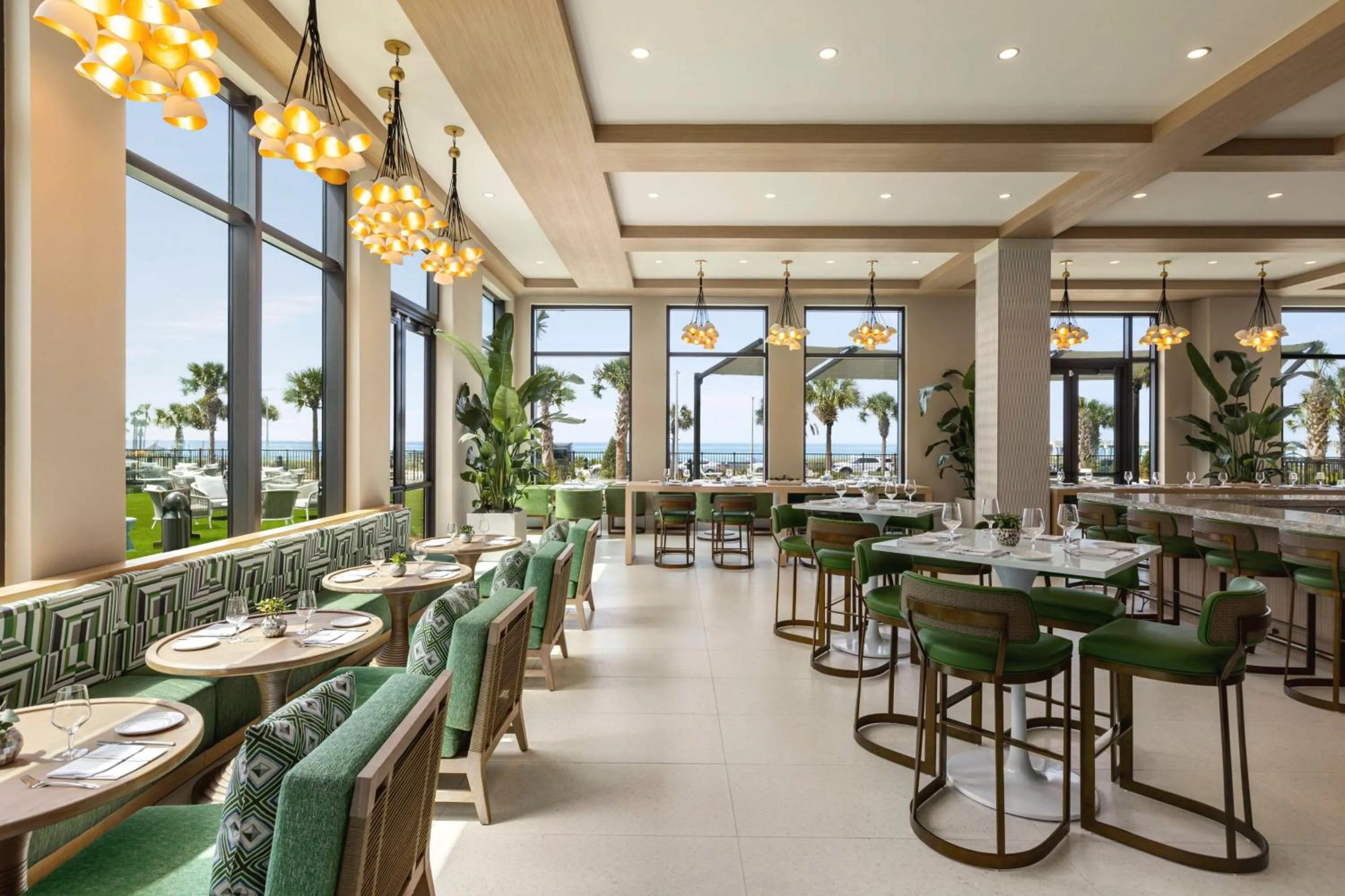 Lounge or bar in Embassy Suites By Hilton Panama City Beach Resort