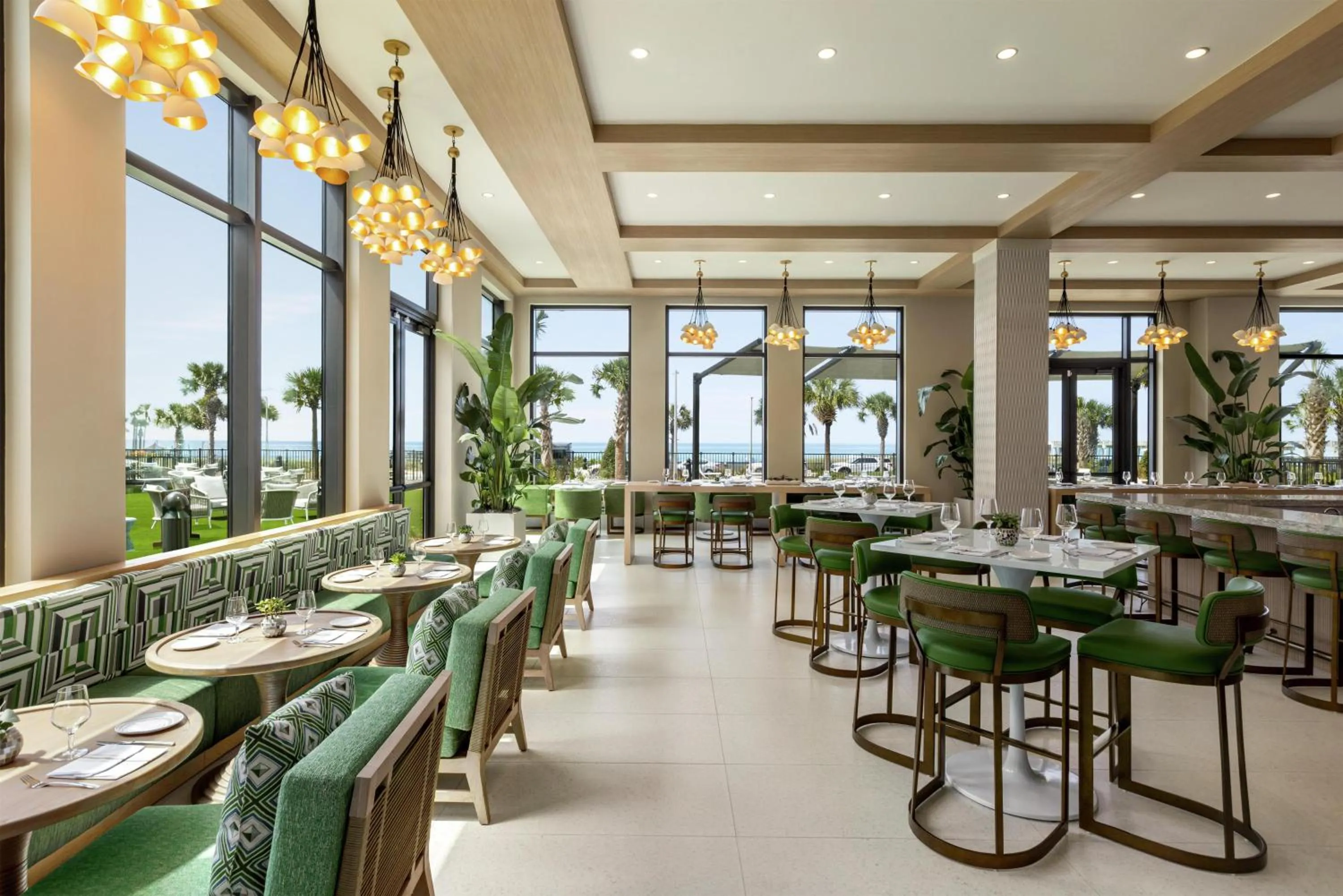 Lounge or bar in Embassy Suites By Hilton Panama City Beach Resort