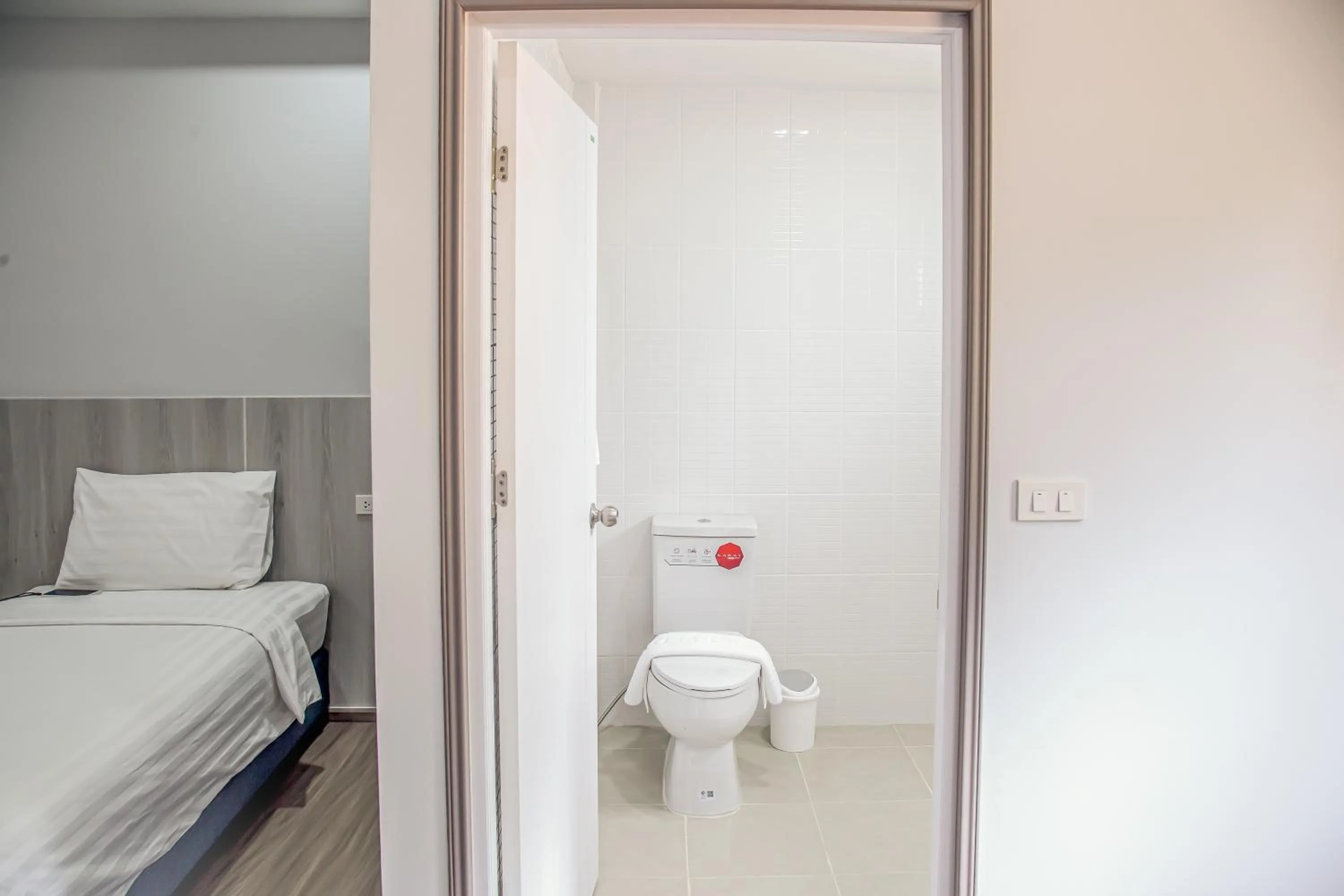 Toilet, Bed in น่าน ม่วนใจ Nan Muanjai Hotel