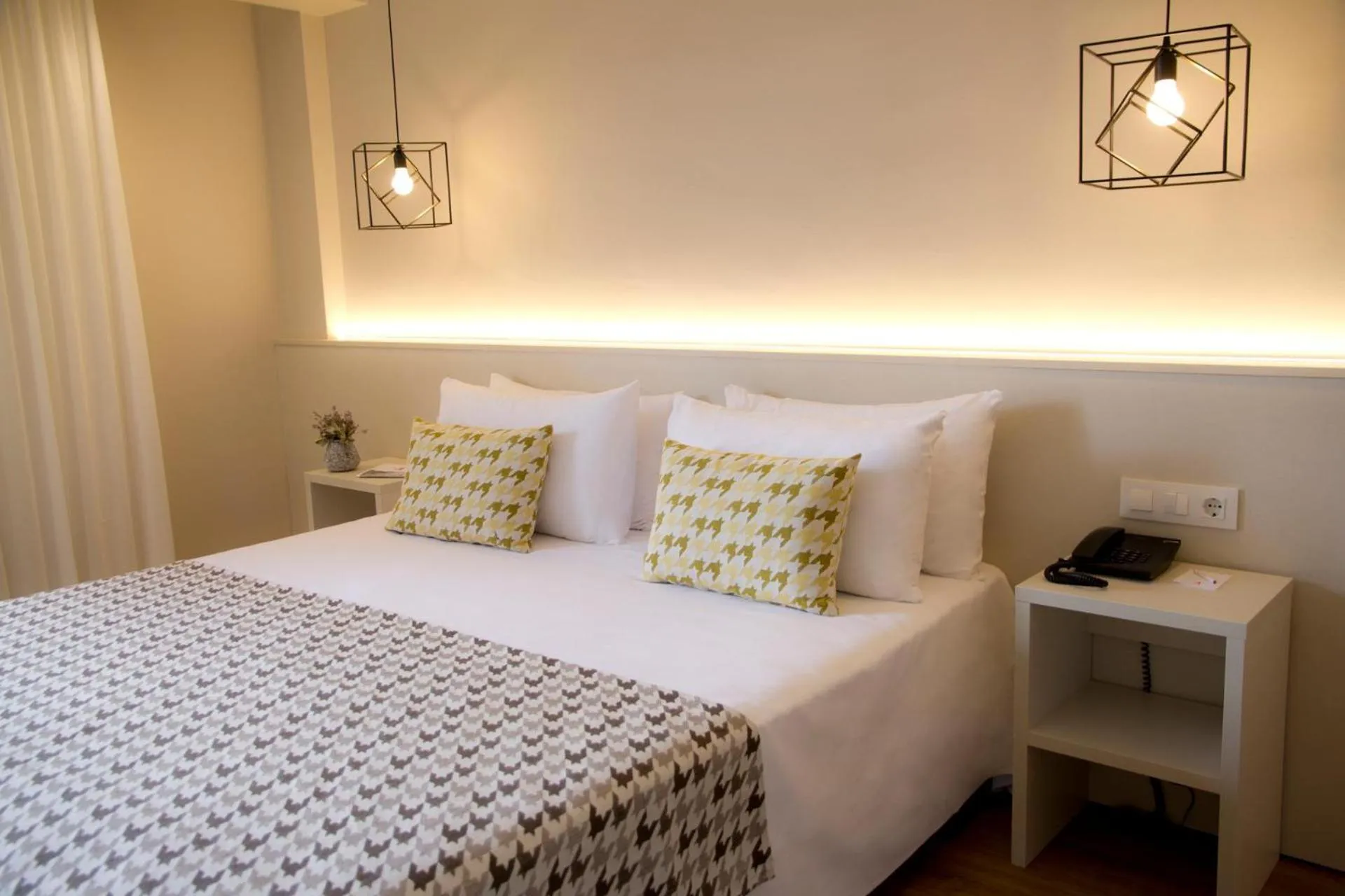 Photo of the whole room, Bed in ALEGRIA Plaza Paris 4*Sup