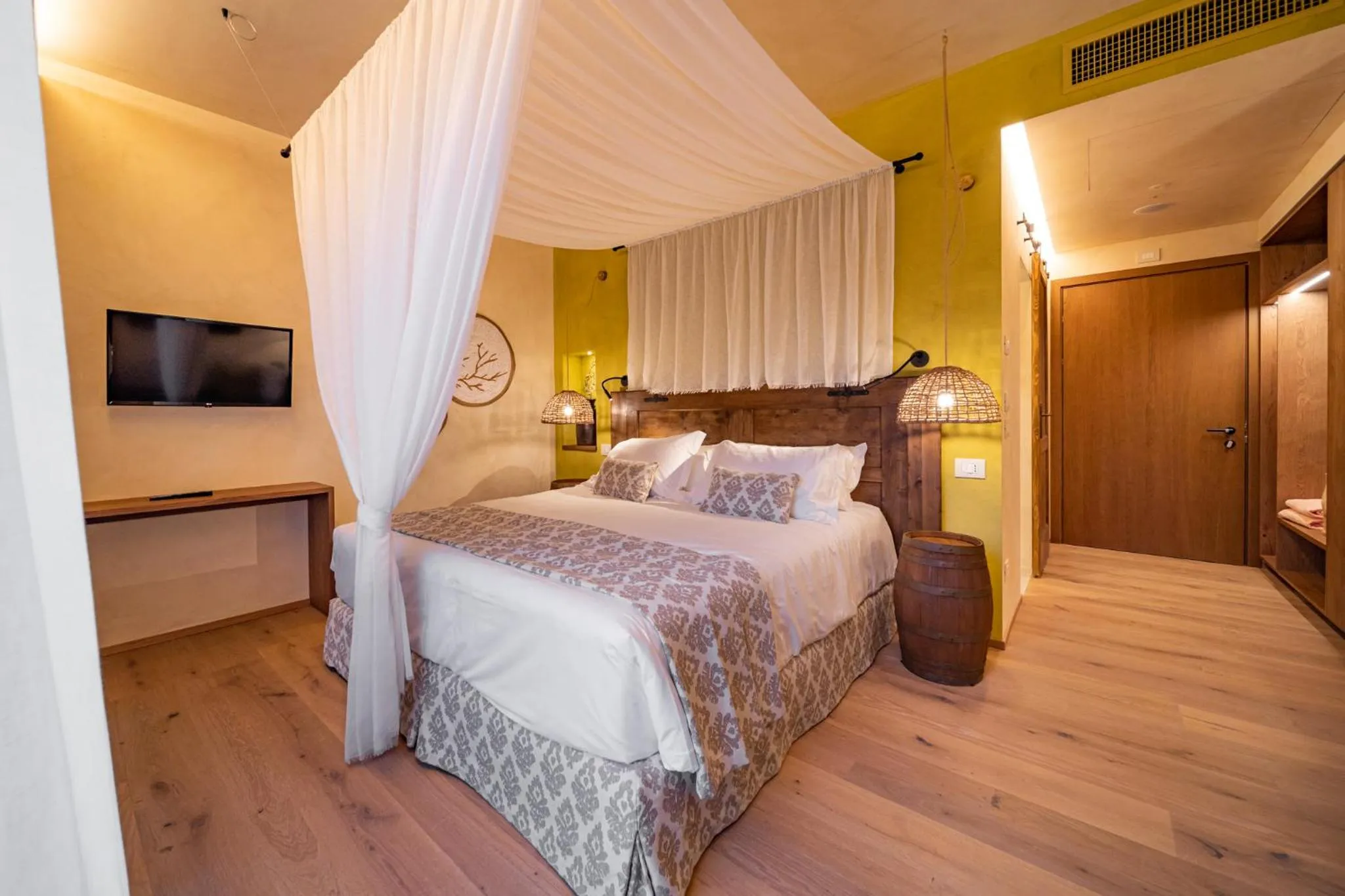 Bedroom, Bed in Conti Thun Wine Resort