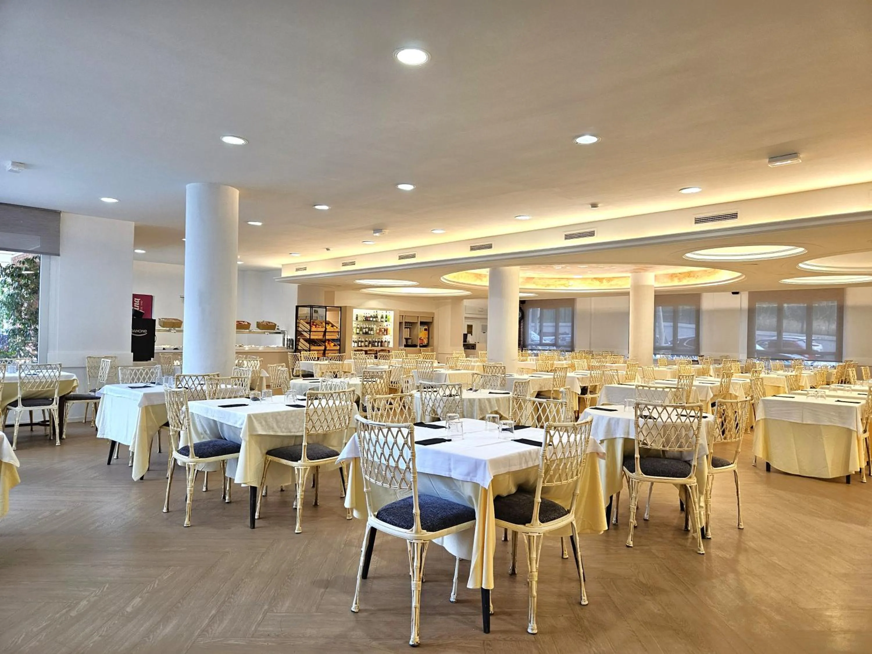 Restaurant/places to eat in Hotel Canada Palace