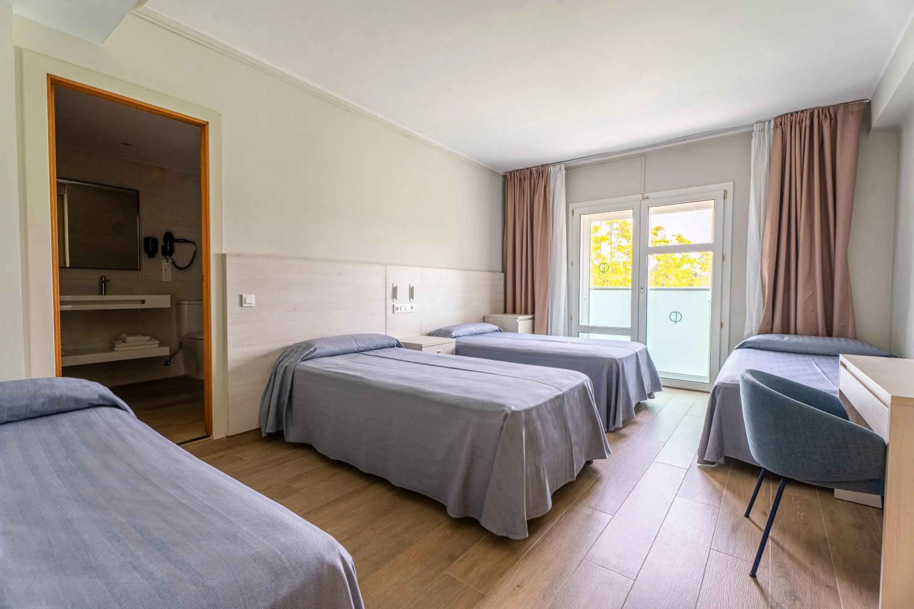 Photo of the whole room, Bed in Hotel Canada Palace