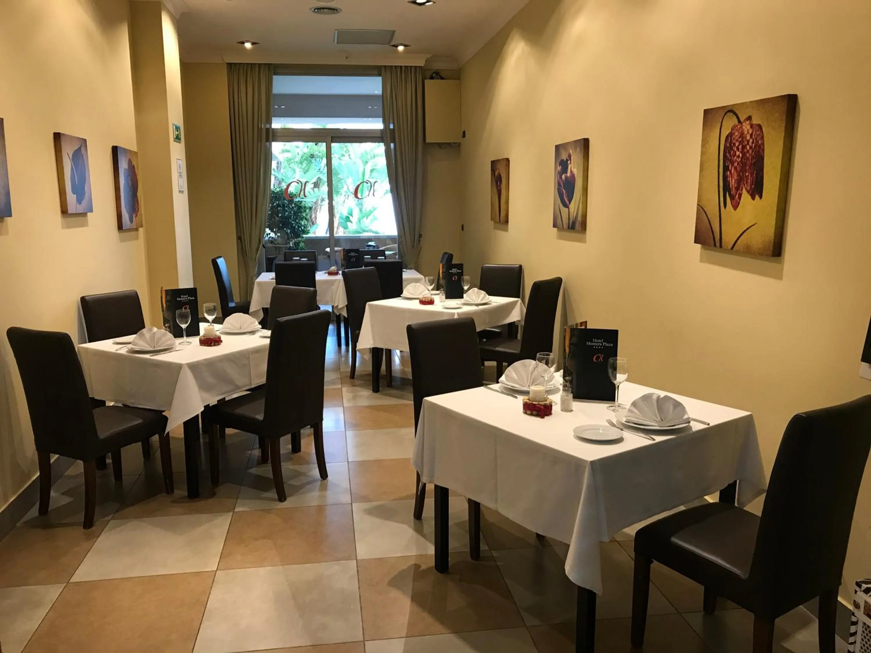 Restaurant/places to eat in Hotel Montera Plaza