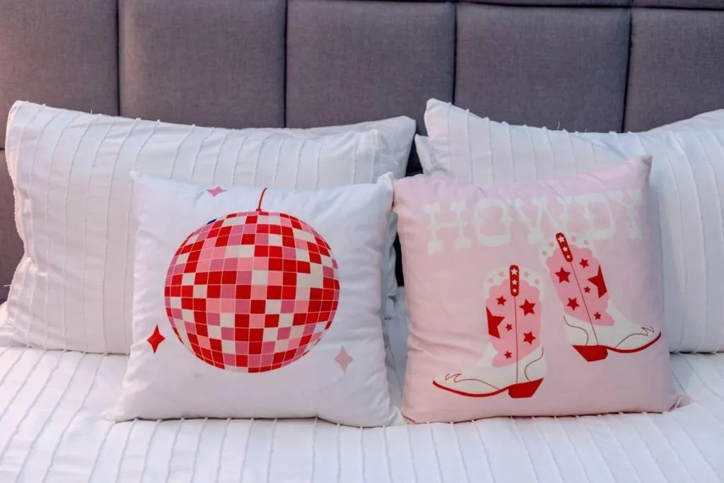 Bed in PinkBMe - 8 Min to Downtown, Free Parking