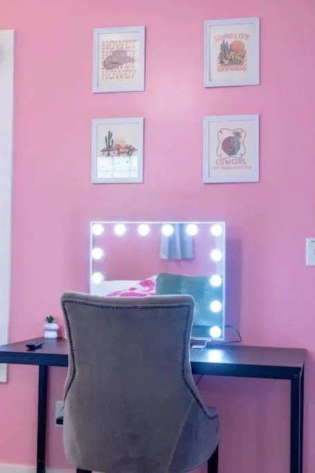 Seating area in PinkBMe - 8 Min to Downtown, Free Parking