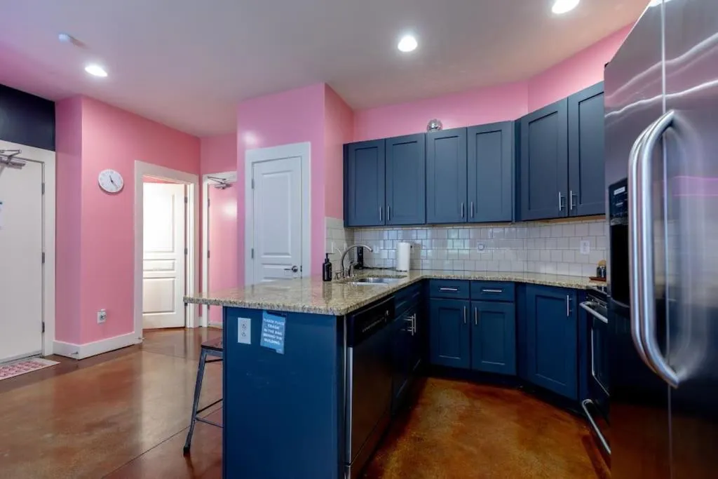 Kitchen or kitchenette in PinkBMe - 8 Min to Downtown, Free Parking