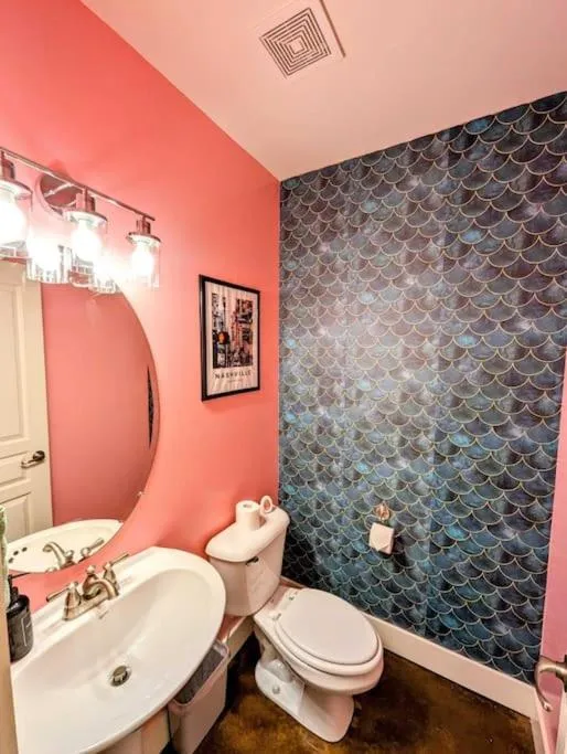 Toilet in PinkBMe - 8 Min to Downtown, Free Parking