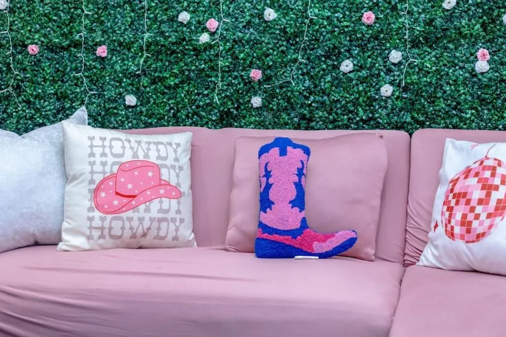 Living room in PinkBMe - 8 Min to Downtown, Free Parking