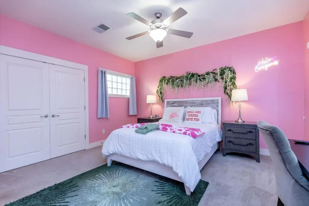 Bed in PinkBMe - 8 Min to Downtown, Free Parking