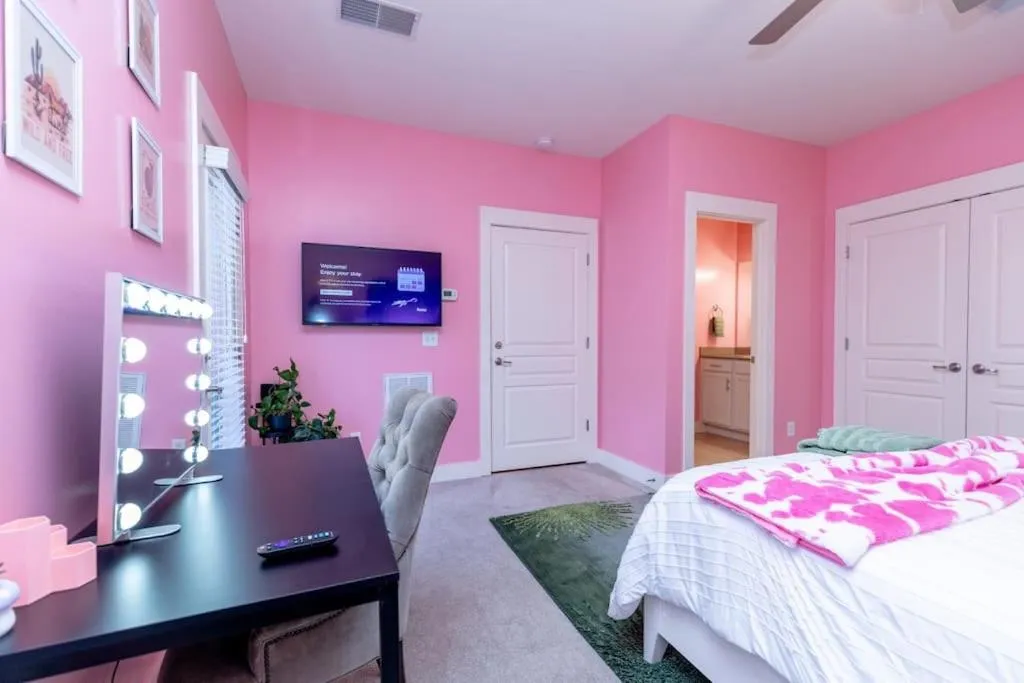 Bed in PinkBMe - 8 Min to Downtown, Free Parking