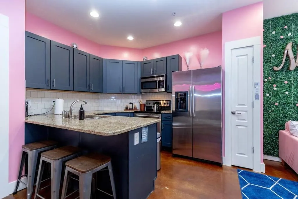 Kitchen or kitchenette in PinkBMe - 8 Min to Downtown, Free Parking