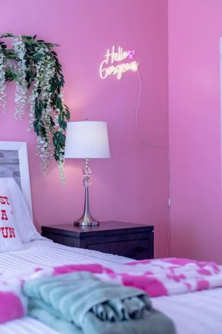 Bed in PinkBMe - 8 Min to Downtown, Free Parking