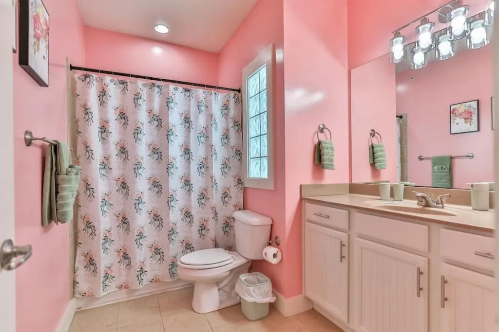 Shower in PinkBMe - 8 Min to Downtown, Free Parking