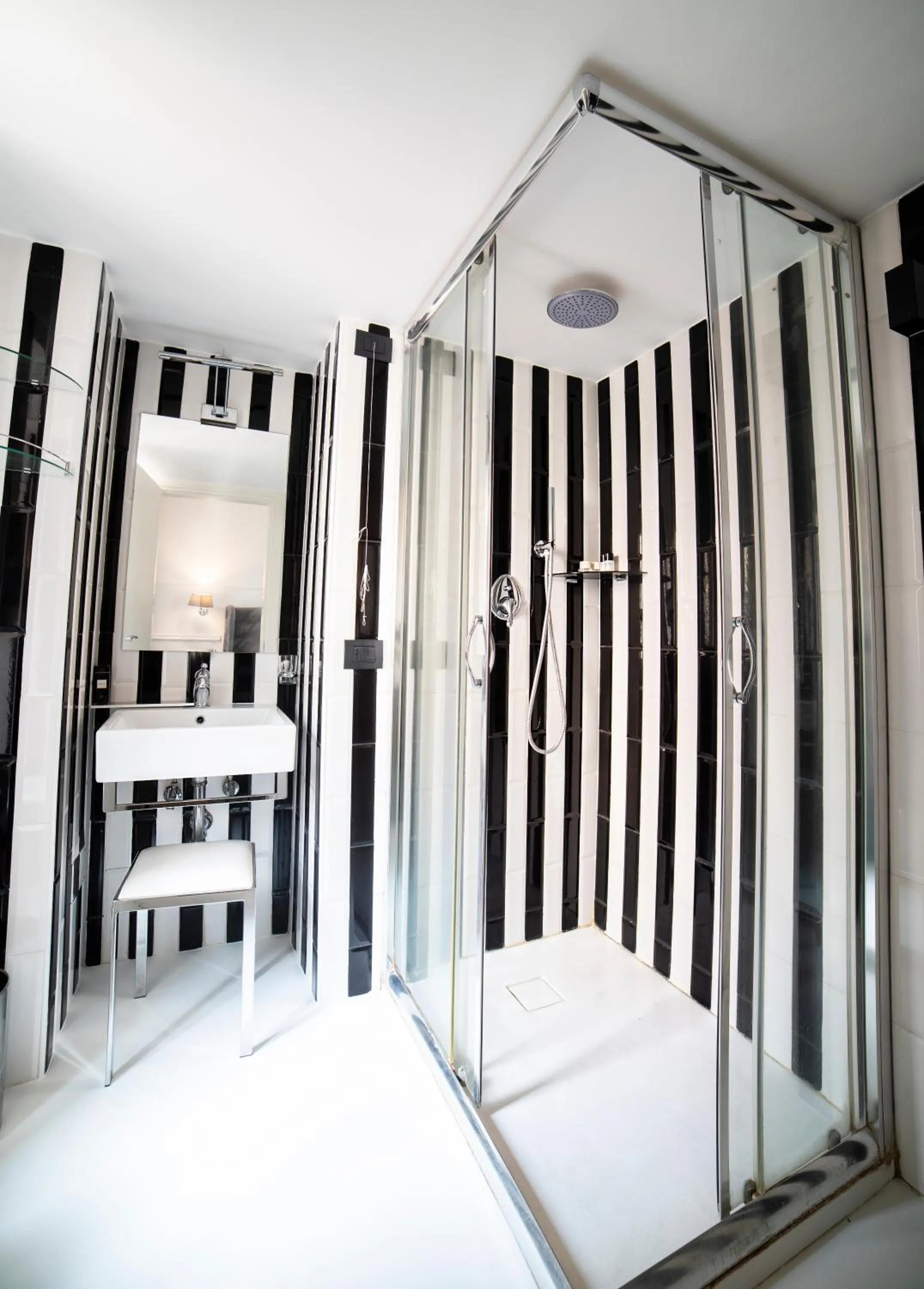 Shower, Bed in Relais San Lorenzo In Lucina