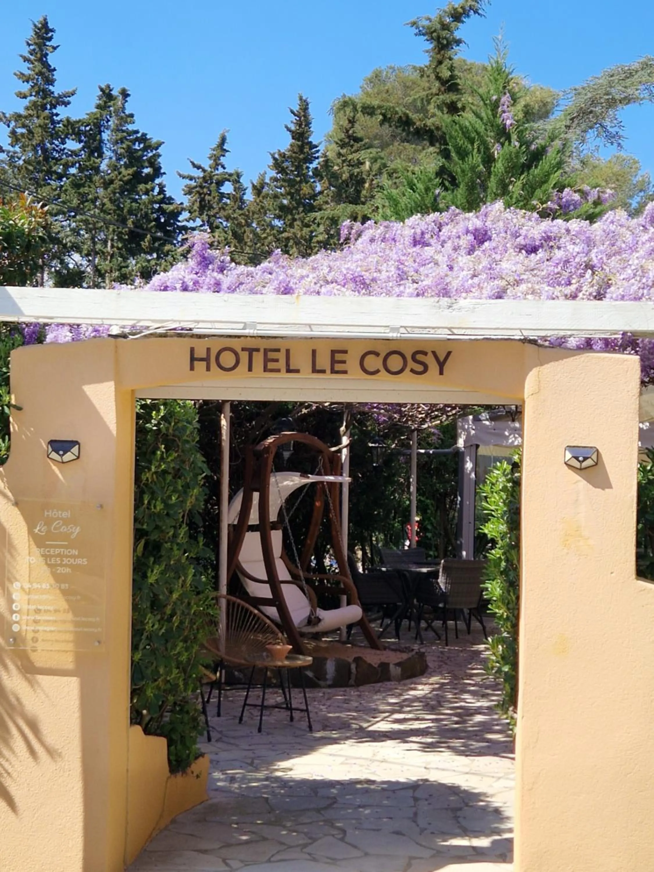 Property building in Le Cosy