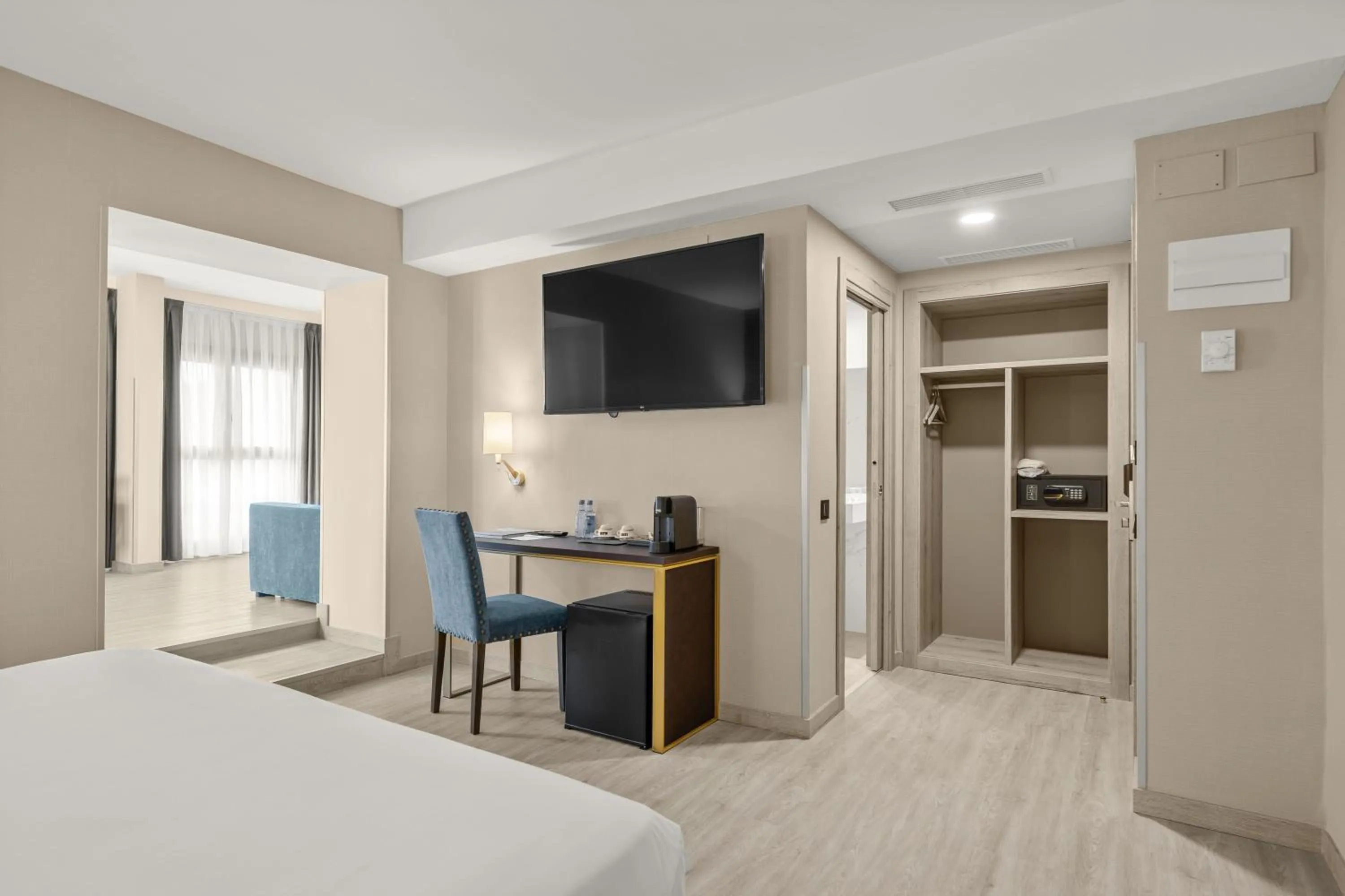 Photo of the whole room, Bed in Hotel Zentral Ramiro I Oviedo