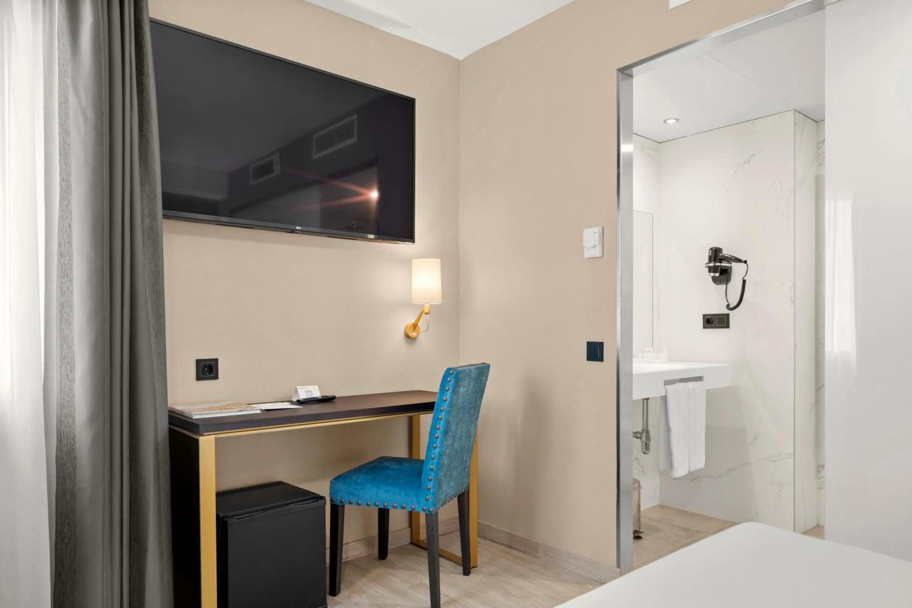 Bathroom, Bed in Hotel Zentral Ramiro I Oviedo