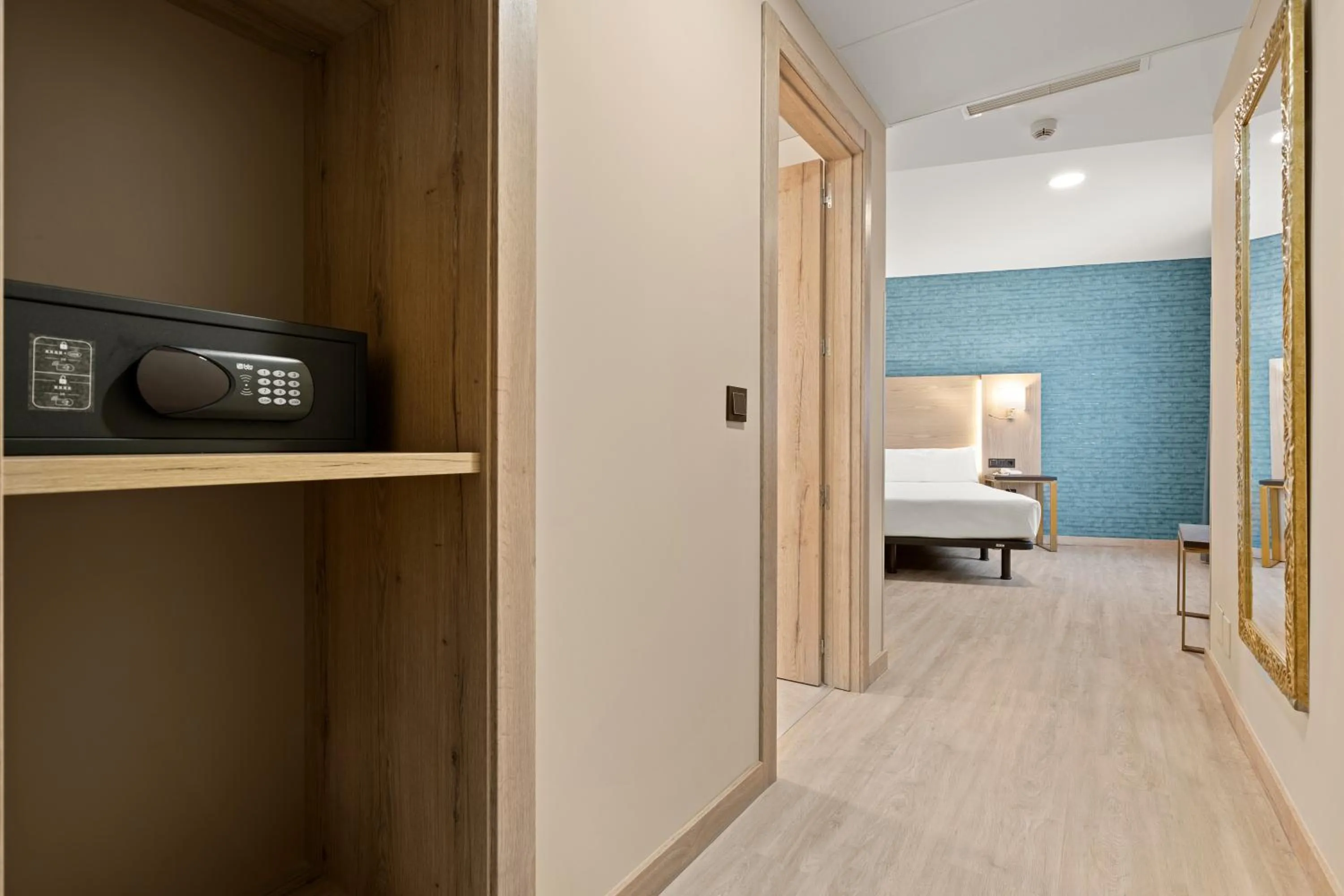 Bedroom, Bed in Hotel Zentral Ramiro I Oviedo