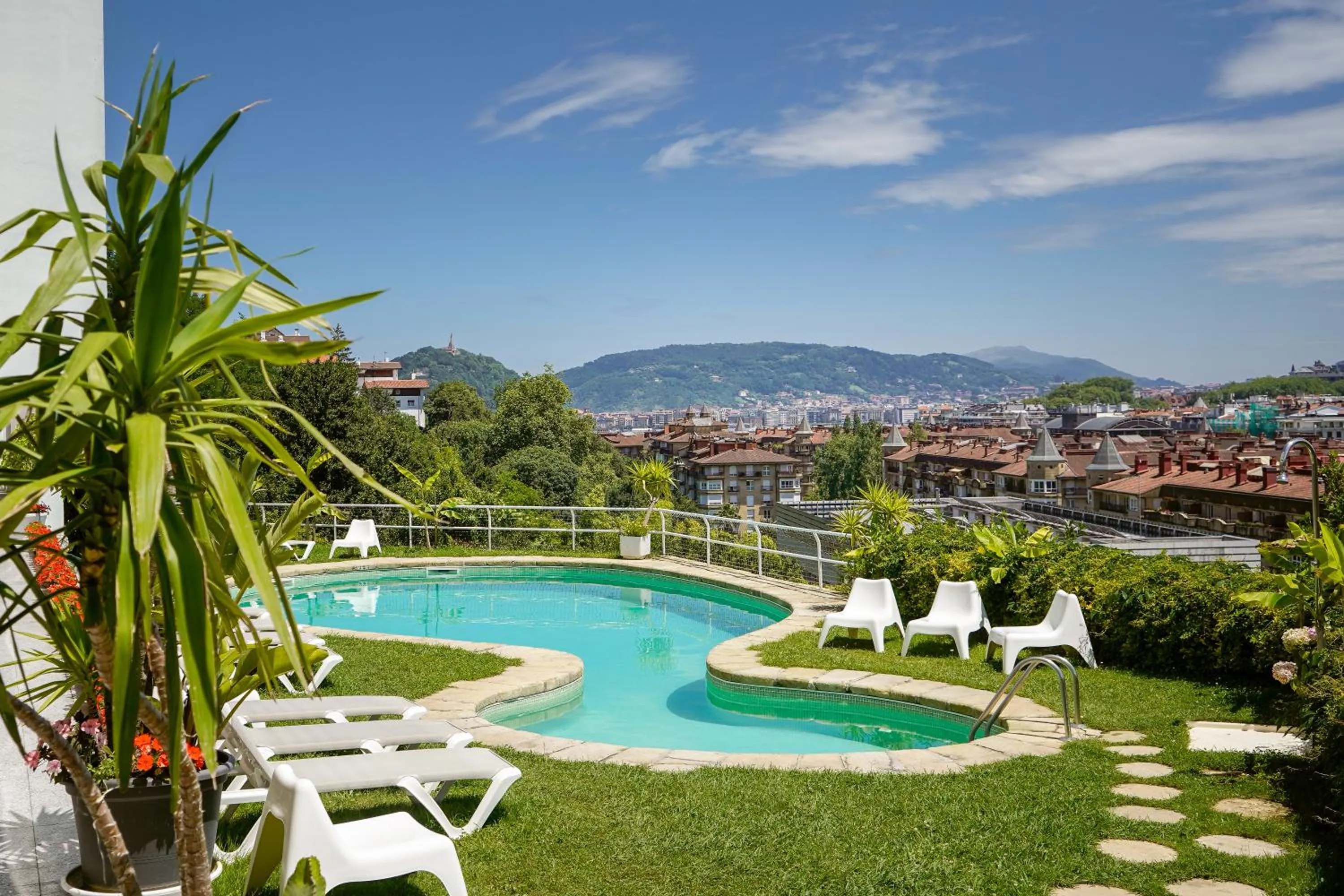 Swimming pool in Hotel Avenida