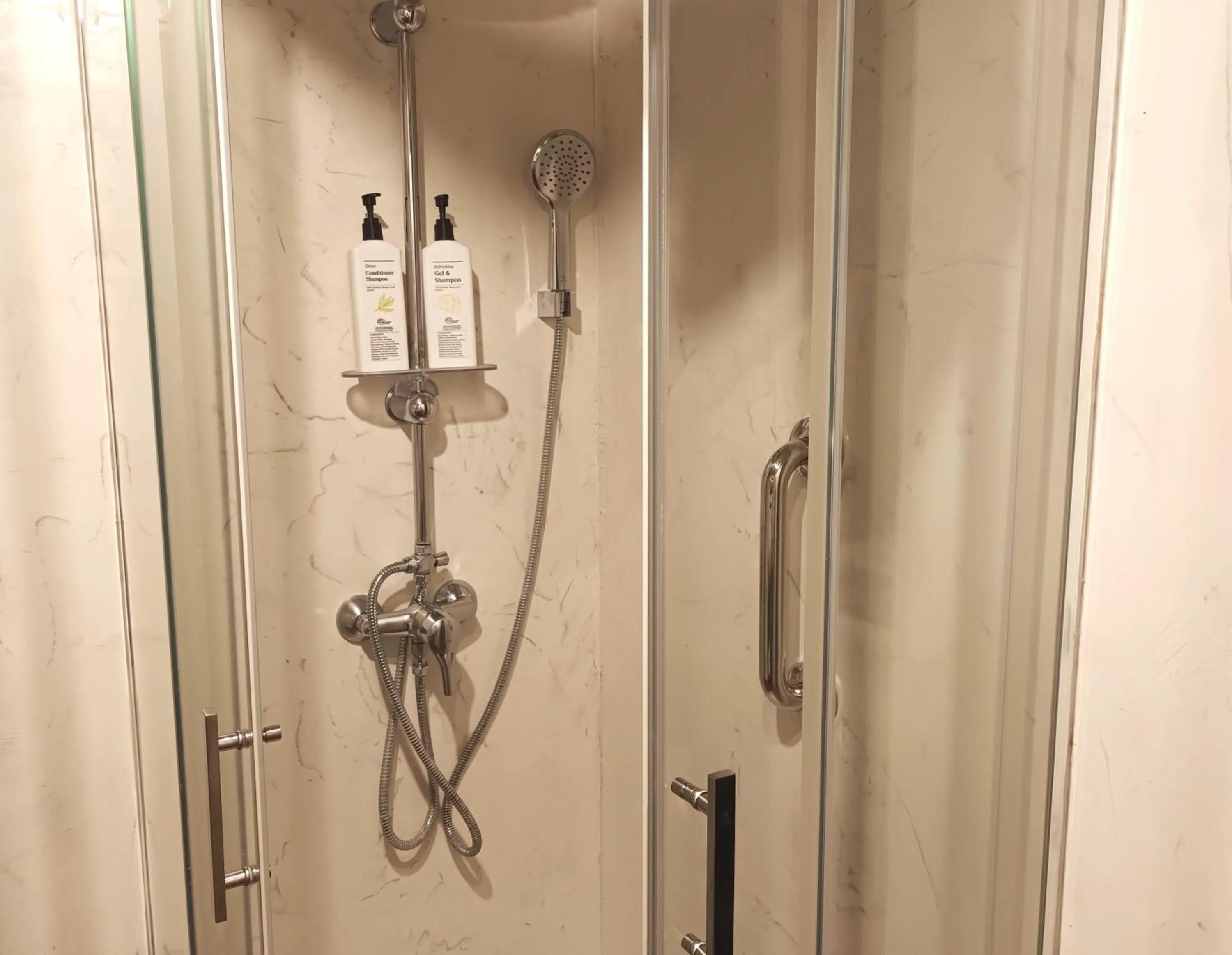 Shower in Hotel San Francisco