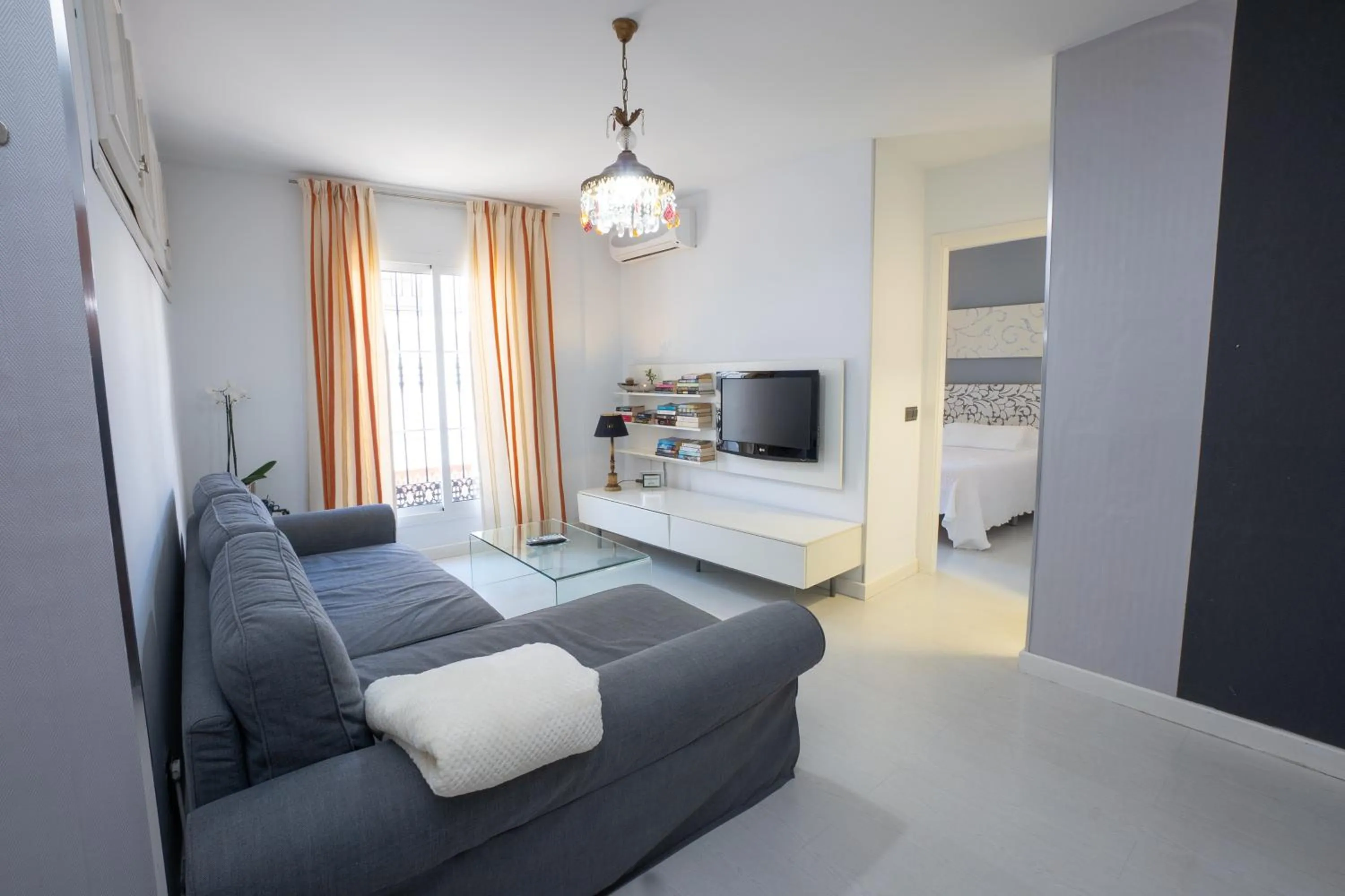 Communal lounge/ TV room, Bed in Apartamentos Abril