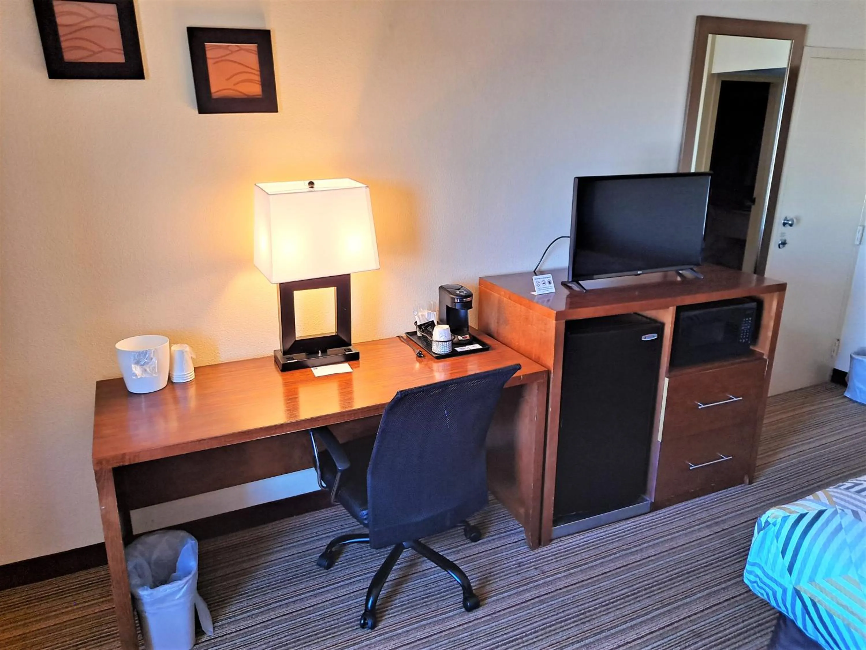 TV and multimedia, Bed in Suites Catonsville MD Baltimore West