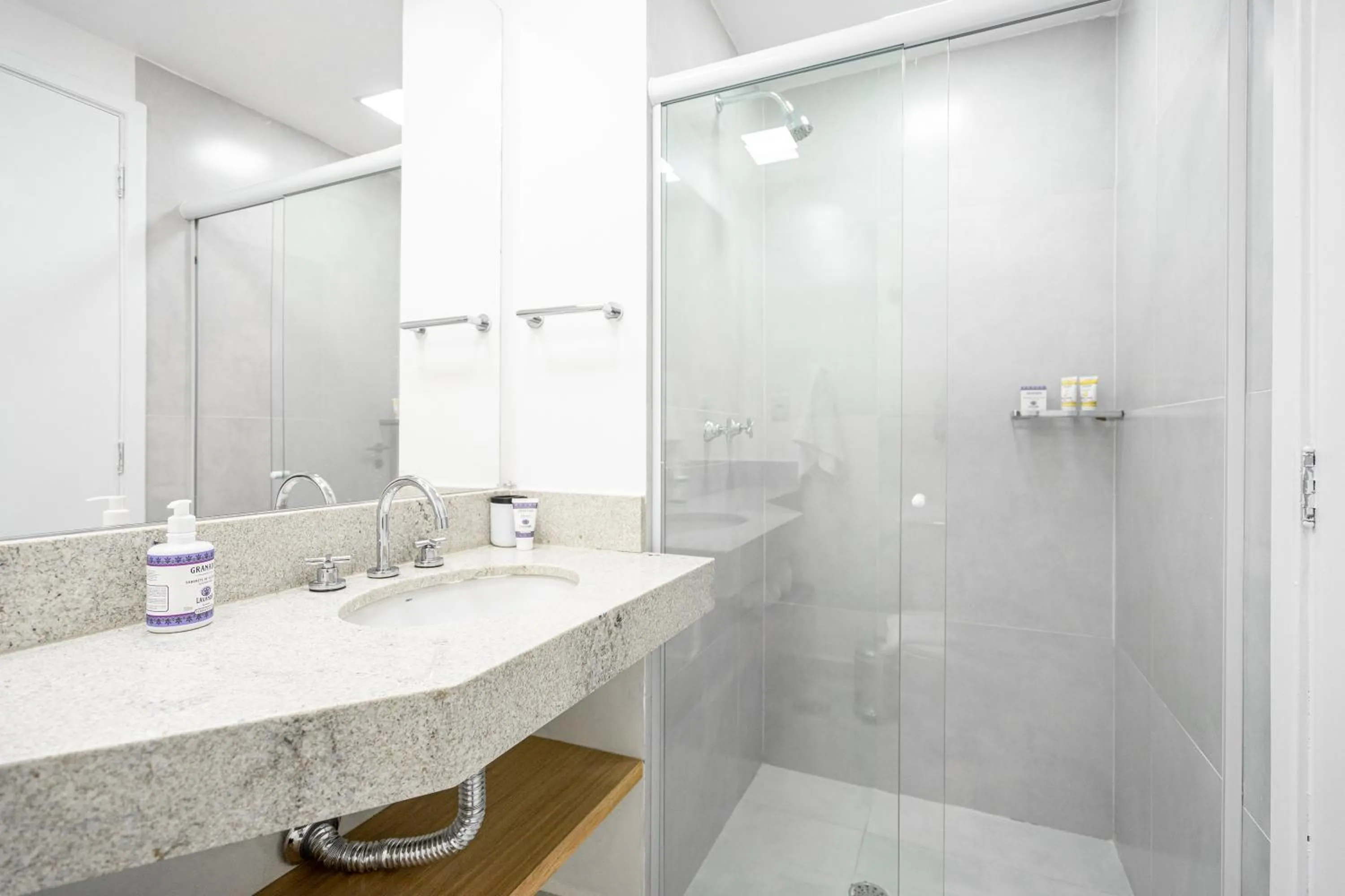 Shower in Charlie Jerônimo da Veiga