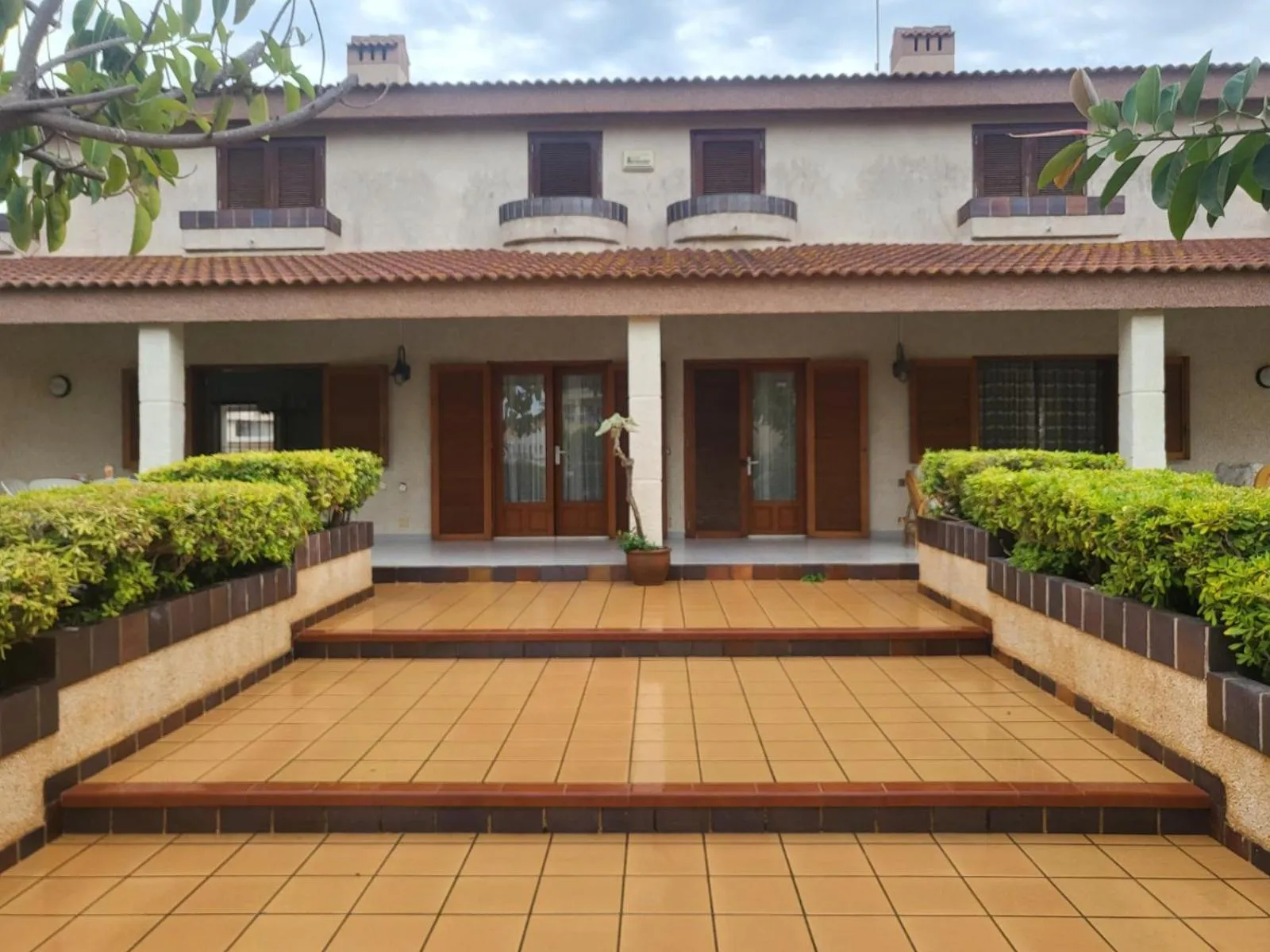 Facade/entrance in rosa de los vientos