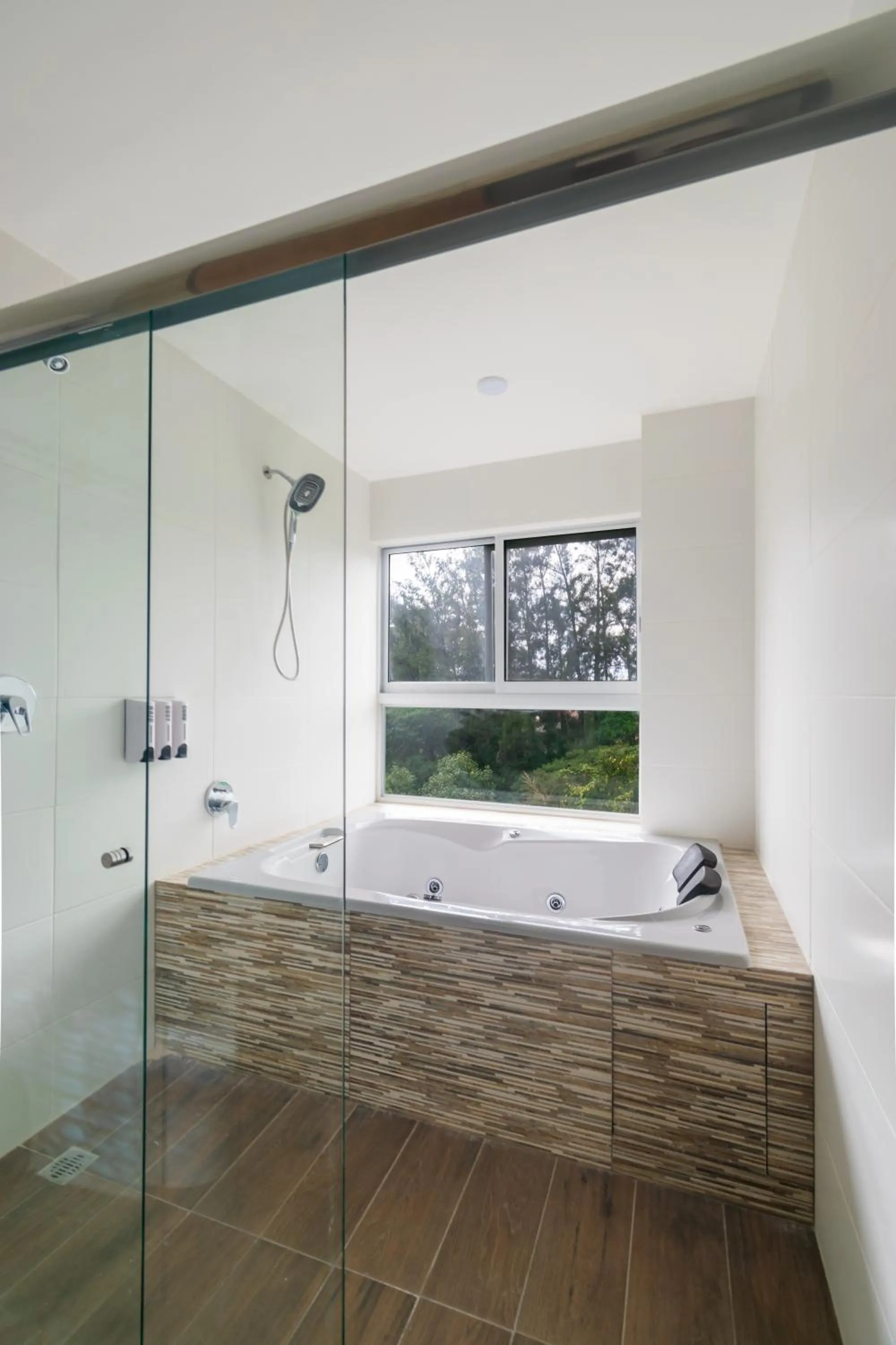 Shower in Hotel Balcón del Parque