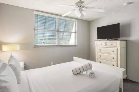 Bed in NEW Grenada Suite - Parking Pool & Pets 209