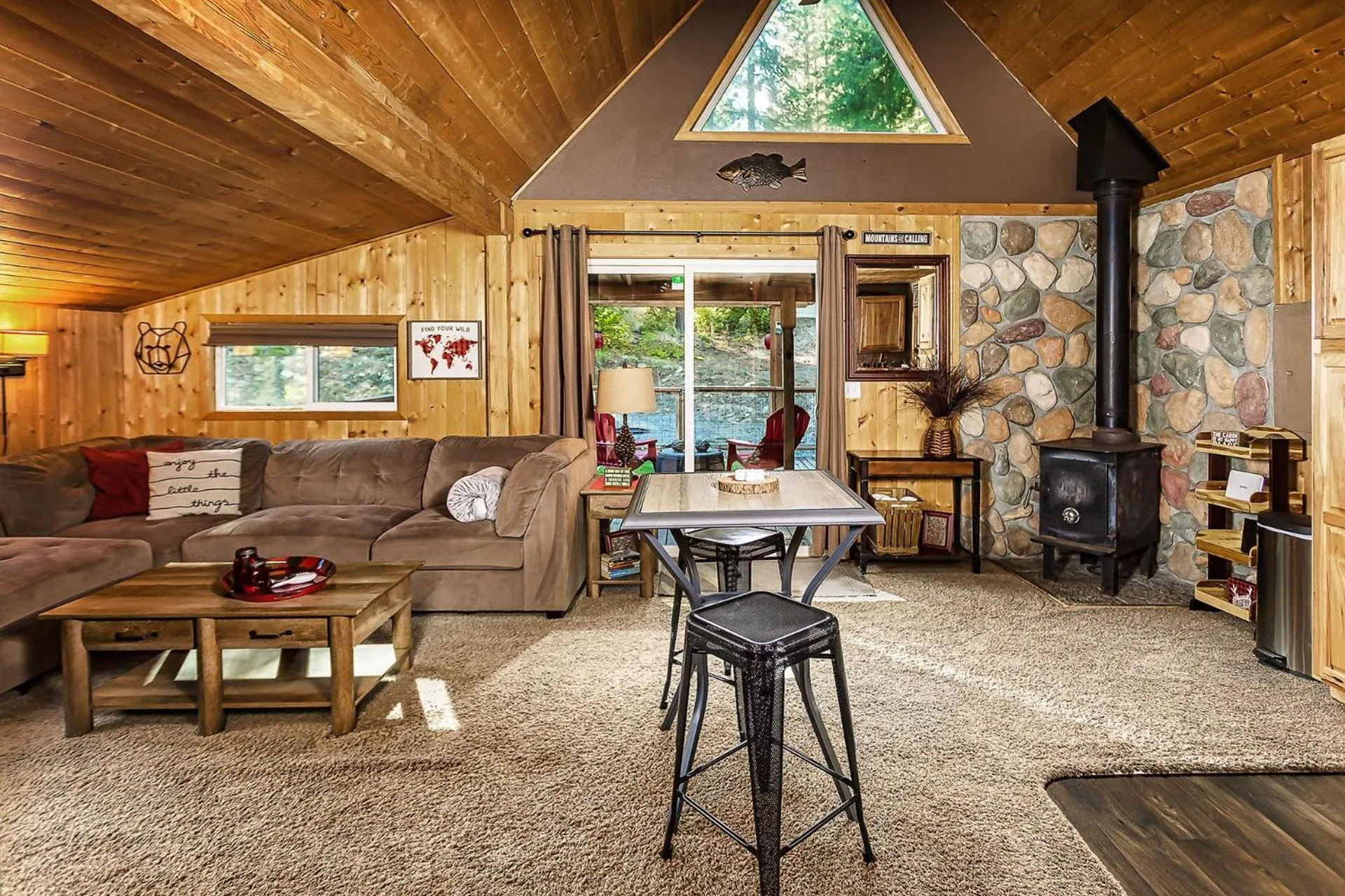 Dining area in Camp David by NW Comfy Cabins