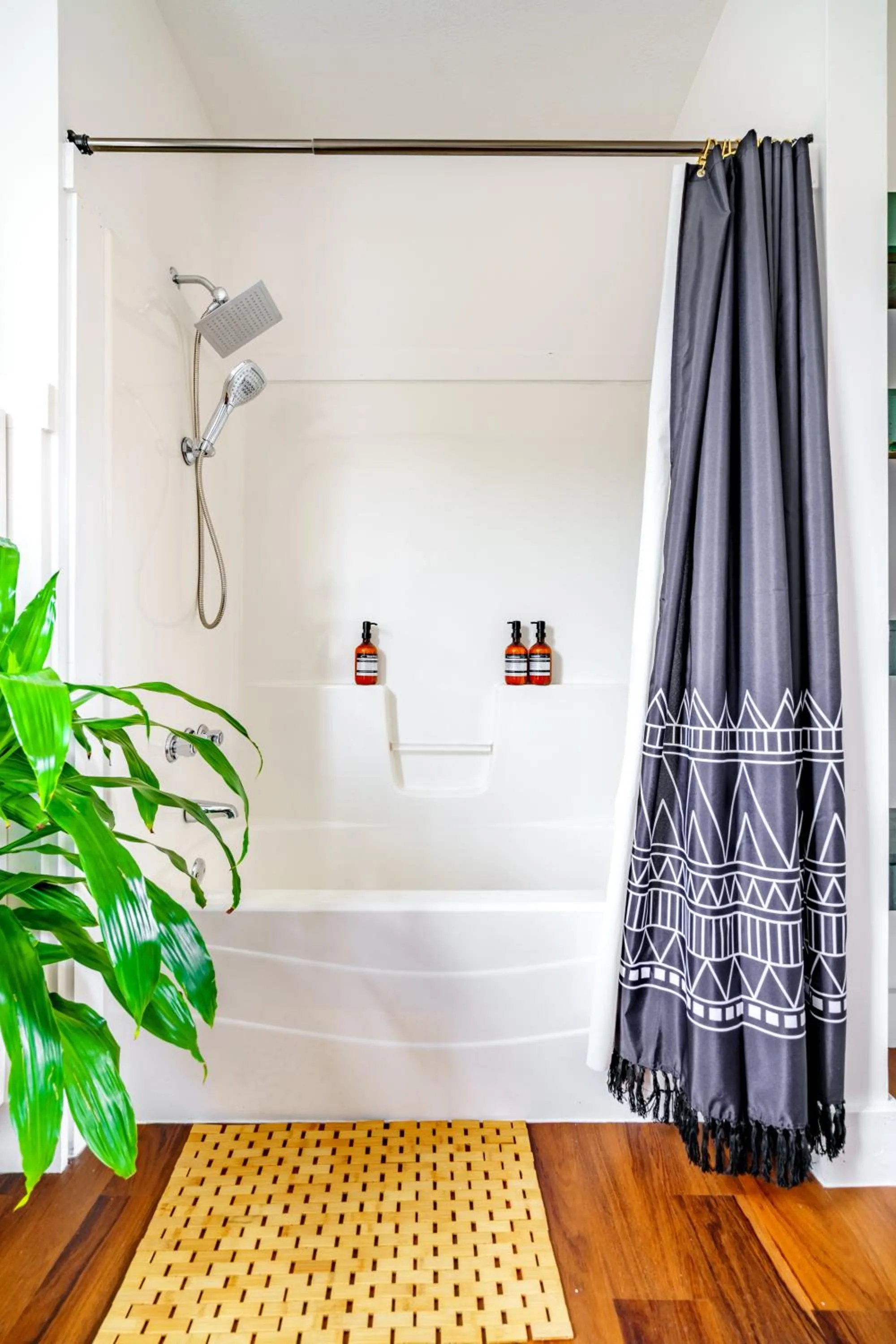 Jungle House Luxury Stays - Downtown Chillicothe