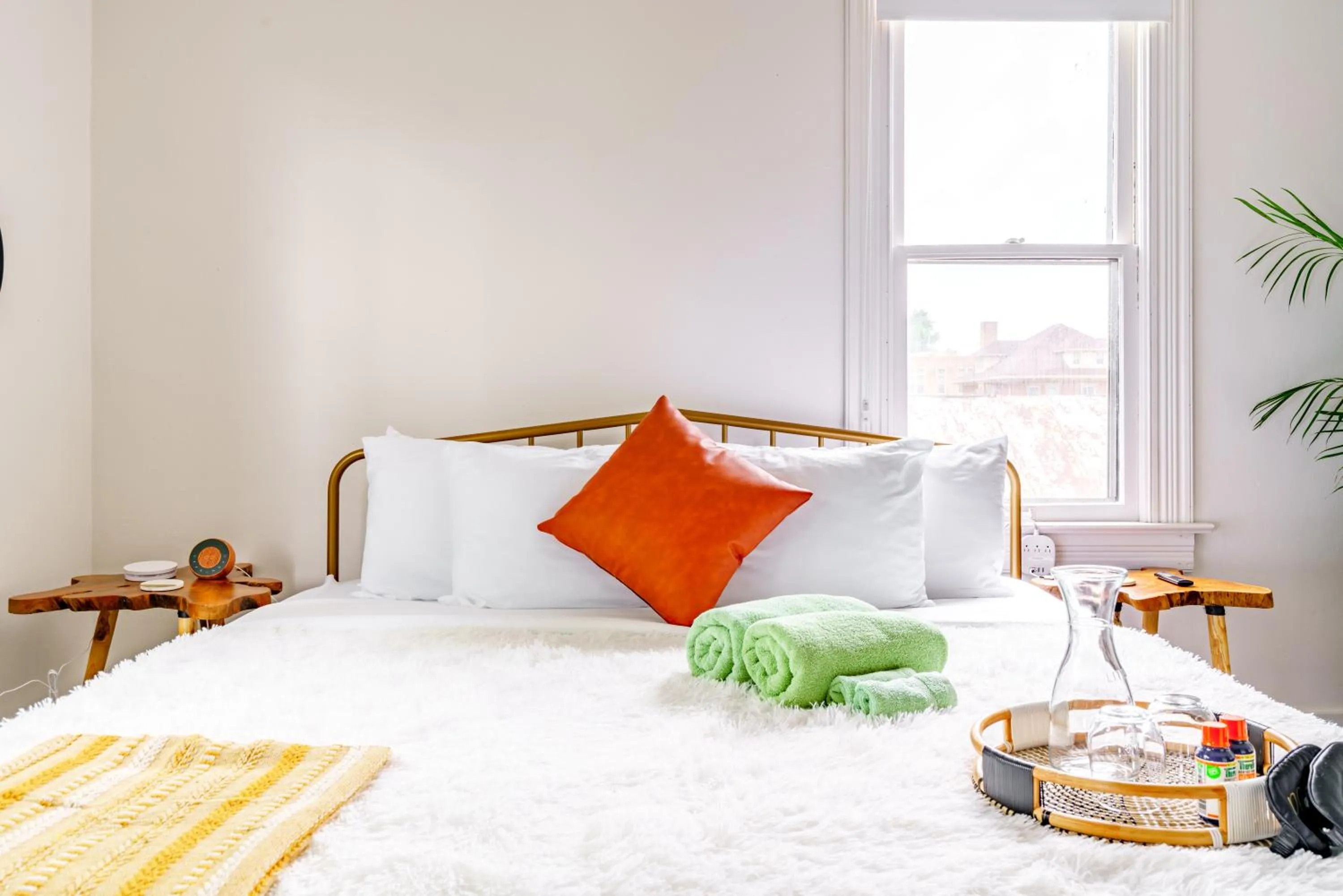 Bed in Jungle House Luxury Stays - Downtown Chillicothe